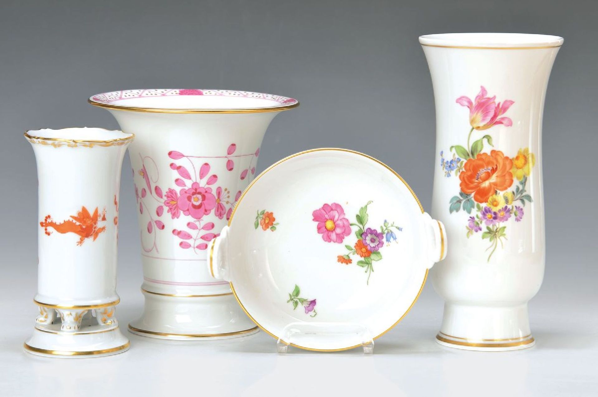 3 Vasen, Meissen, 1950-60, dazu Schälchen, KPM Berlin, 1955, Vasen in Trichterform mit