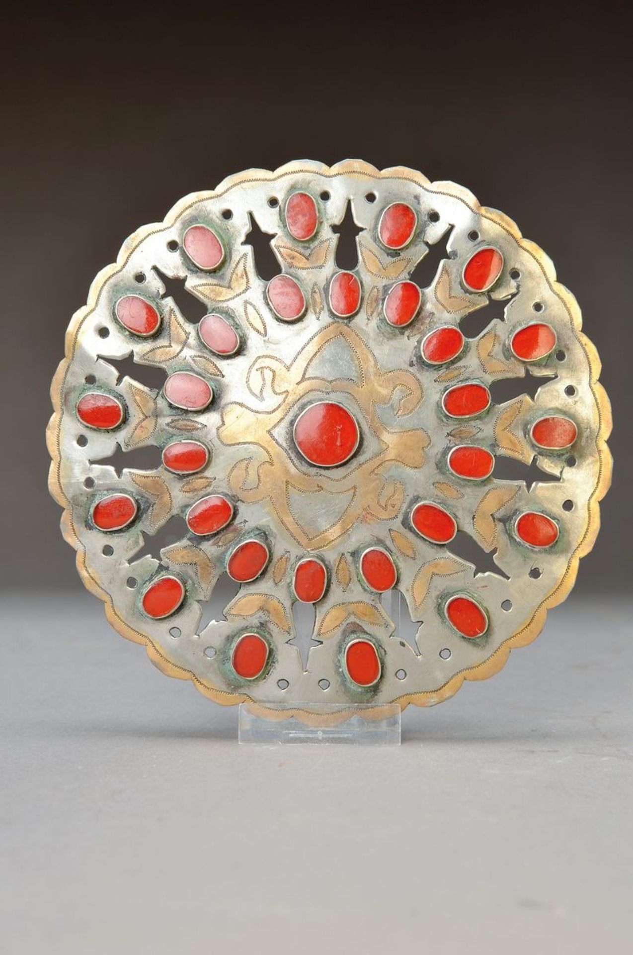 Amulett als Pectoral für einen Mann, Turkestan, 19. Jh., Metall tauschiert mit rotem Cabochon-Besatz