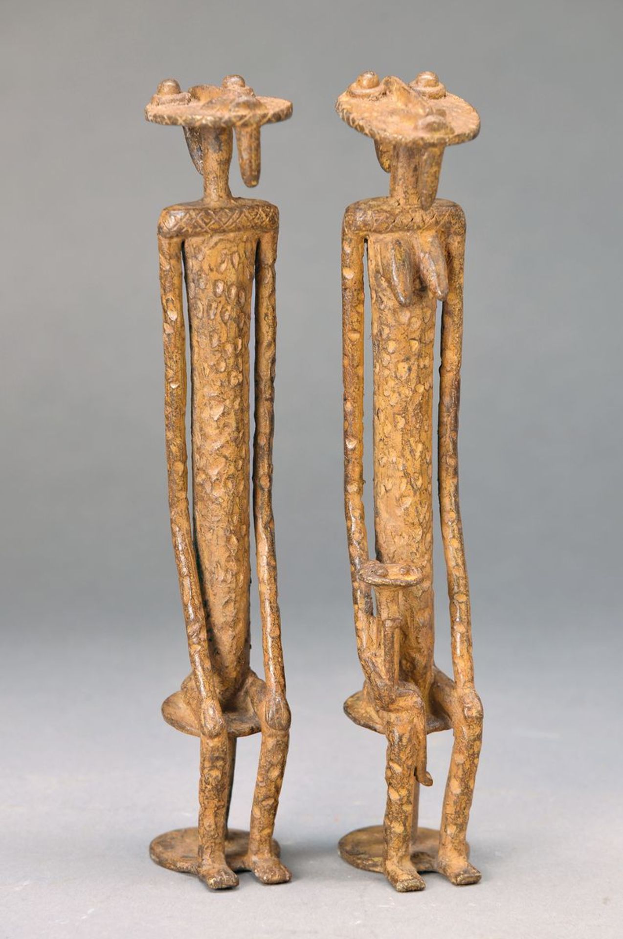 Paar Grabfiguren, Dogon, Mali, Bronze braun patiniert, Elternpaar mit Kind, Körper flächig mit