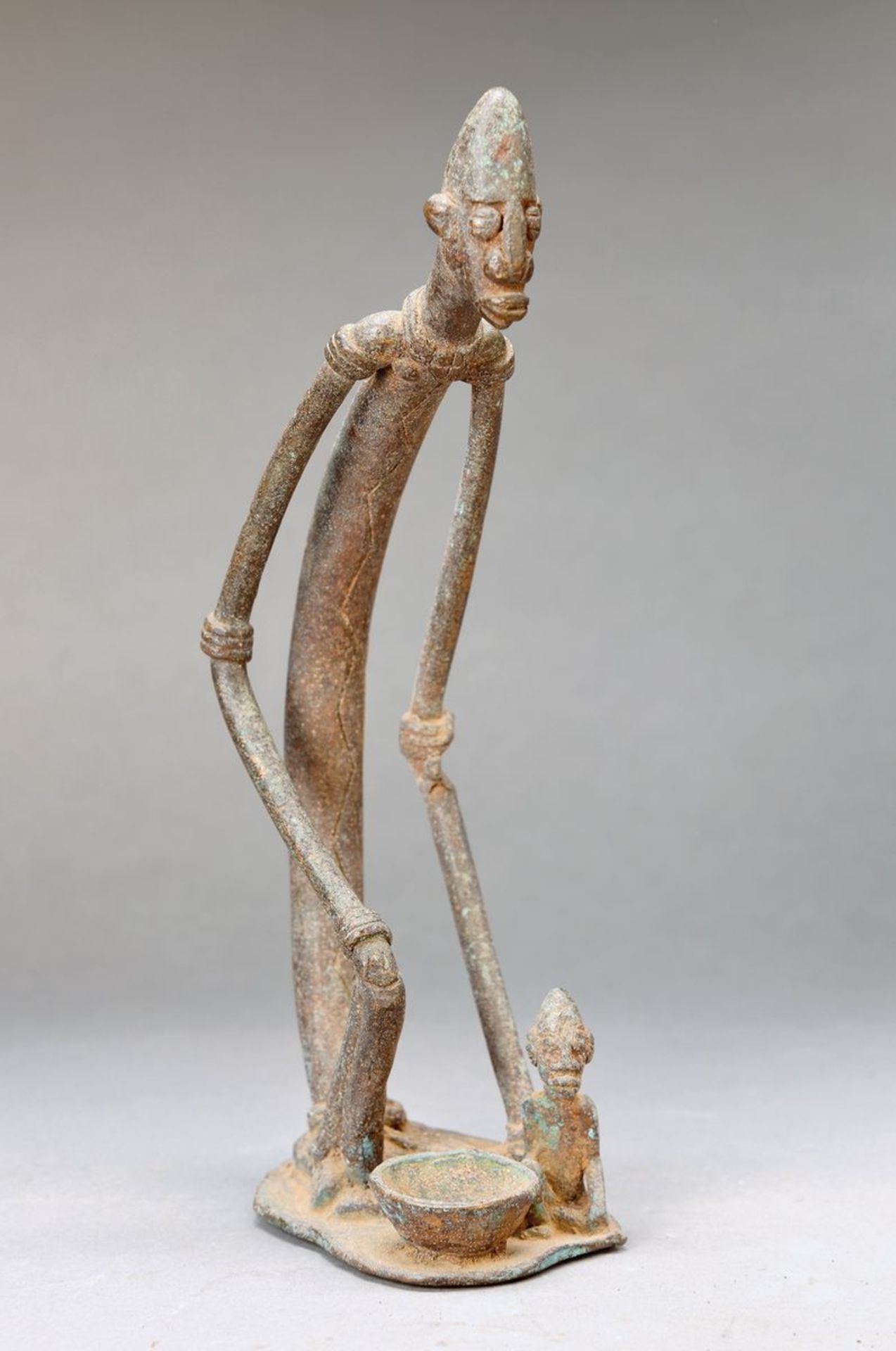 Grabfigur, Dogon, Mali, Bronze grün/braun patiniert, Mann und Kleinkind vor auf dem Boden