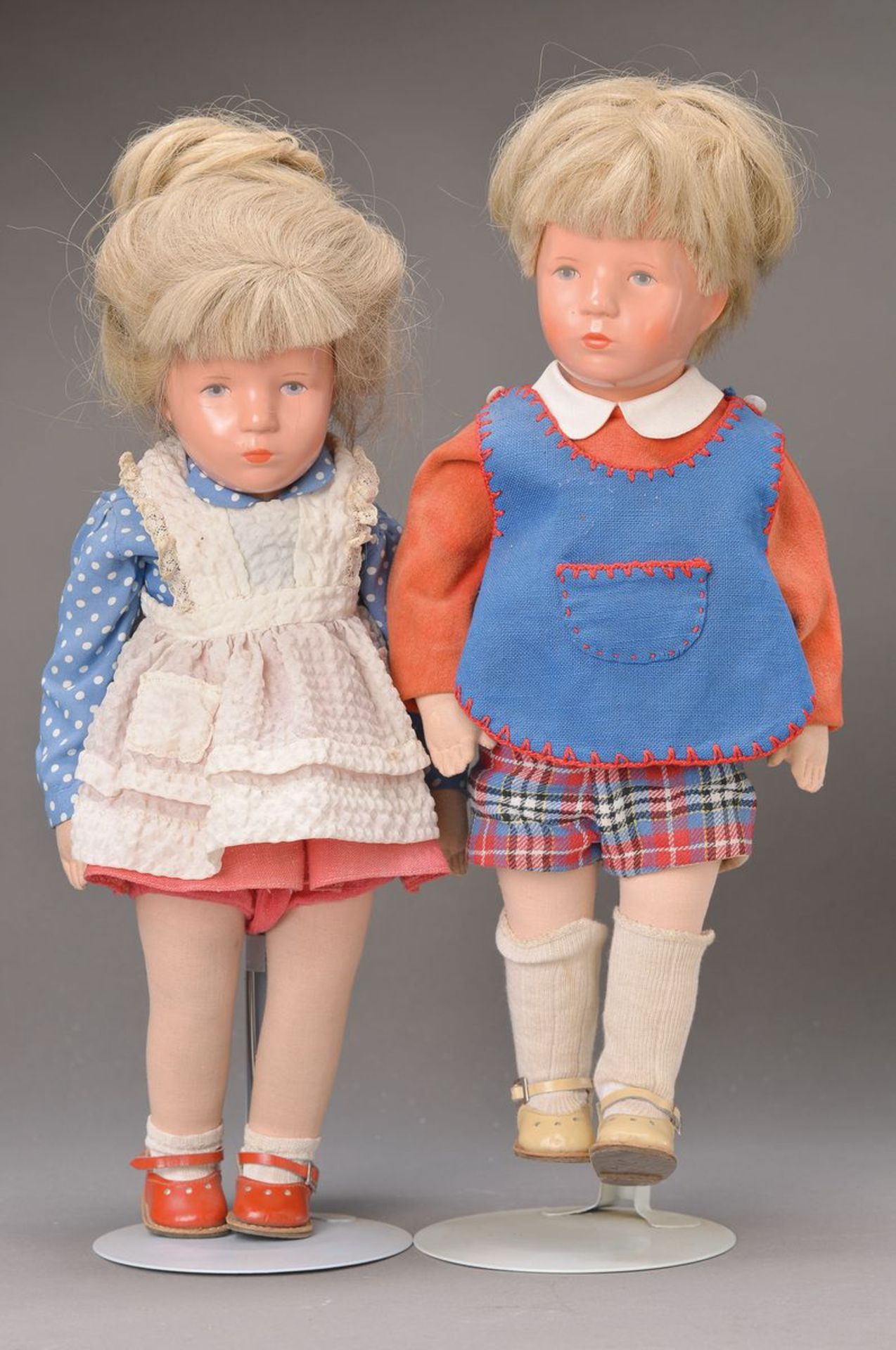 2 Puppen Käthe Kruse, 60/70er Jahre, gestopfte Nesselkörper, Kunststoffköpfe drehbar, H.ca. 35 cm,