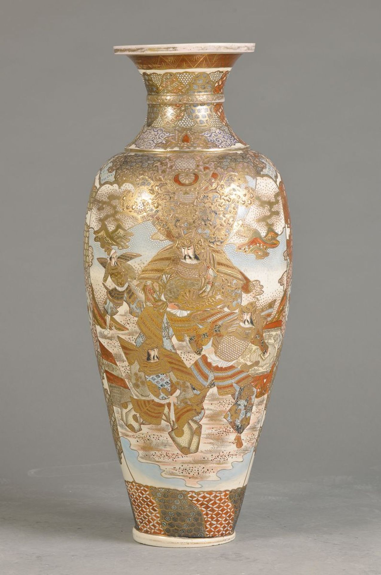 Grosse Vase, Satsuma, Japan, um 1910-25, Steingut, reicher polychromer Dekor in sog.
