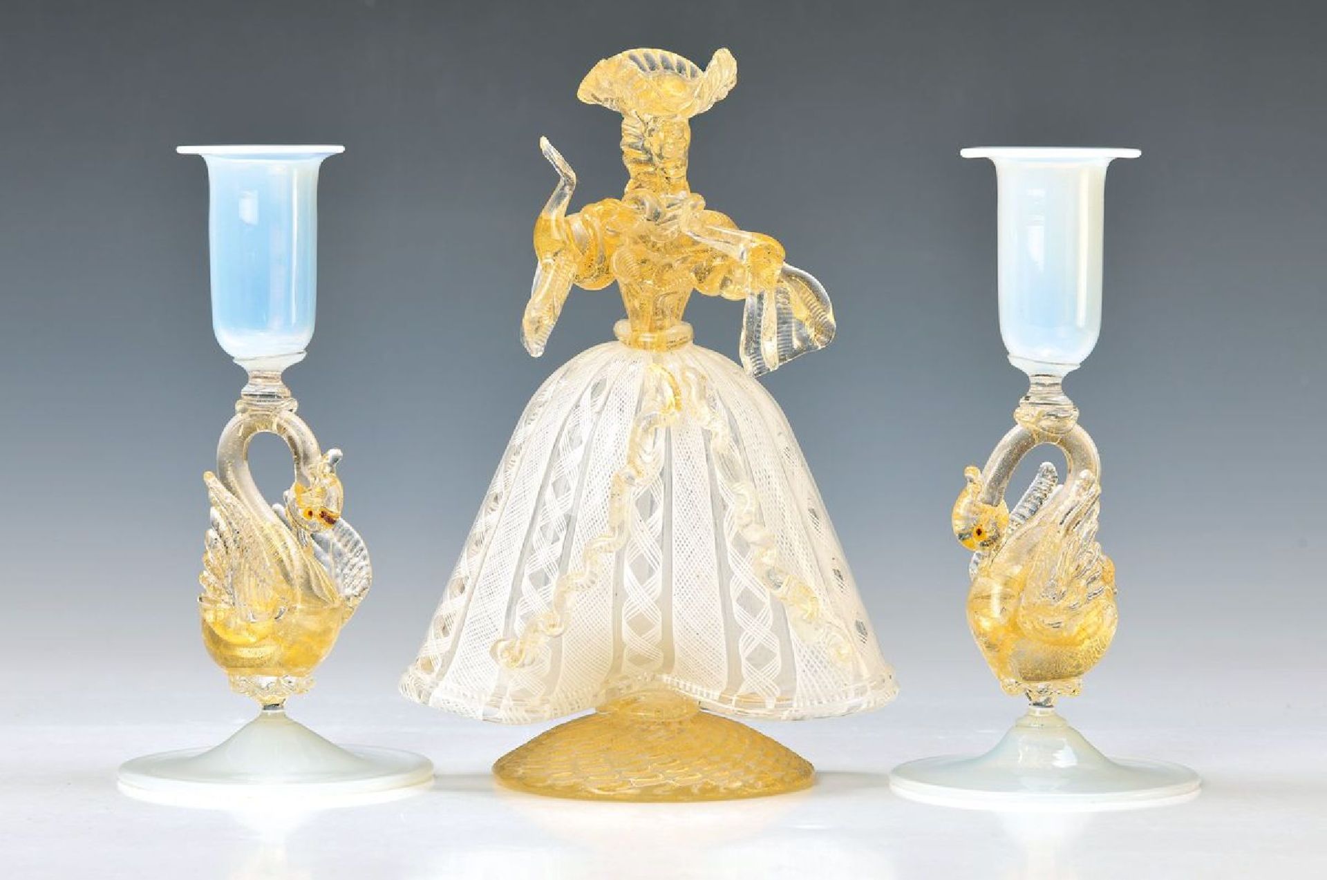 Glasskulptur und zwei Kerzenleuchter, Murano, Italien, 20. Jh., mundgeblasenes Glas mit