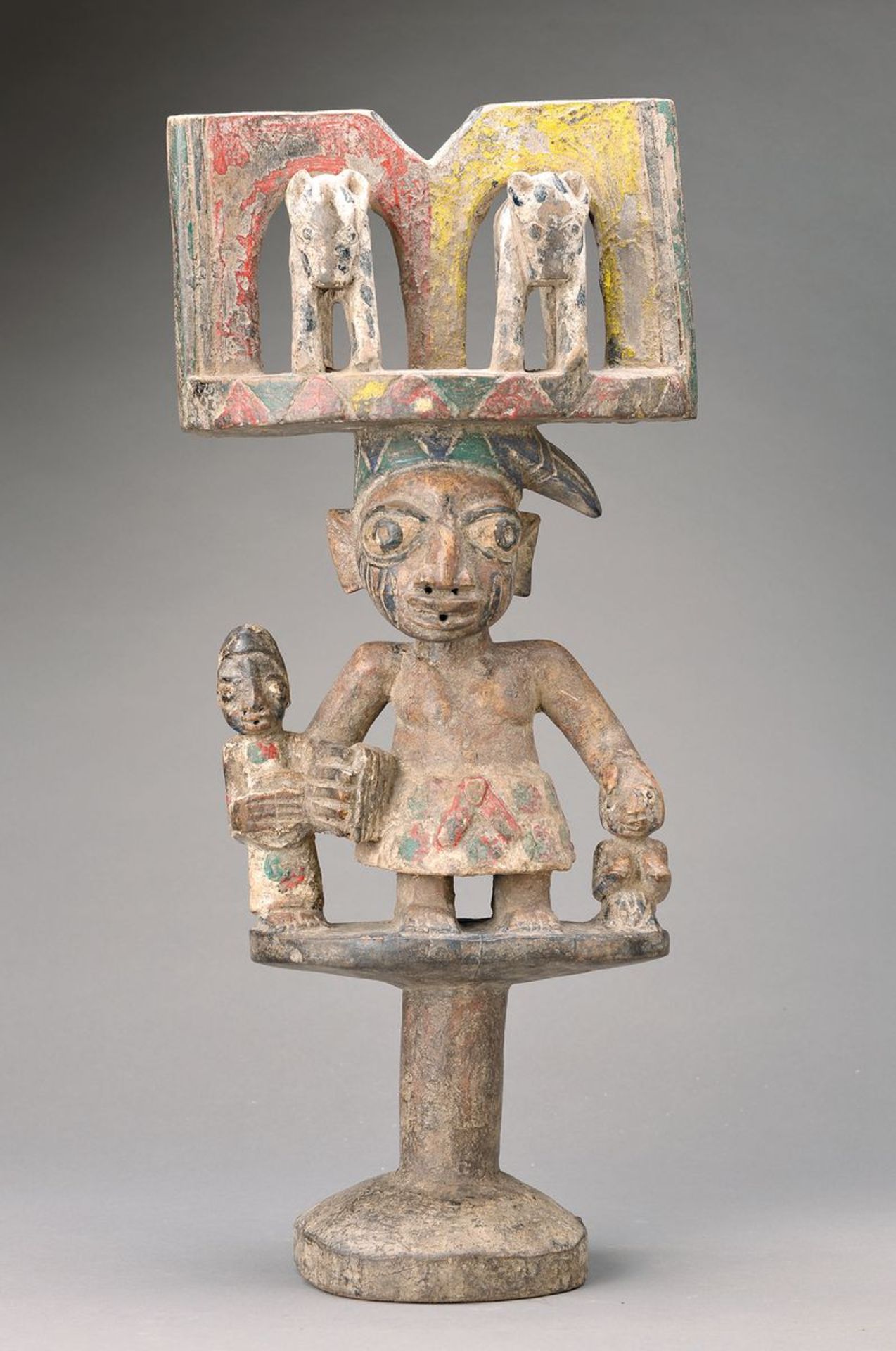 Skulptur mit Kinderfiguren u. Tier-Bekrönung, Nigeria, ca. 40-50 Jahre alt, Hartholz aus einem Stück