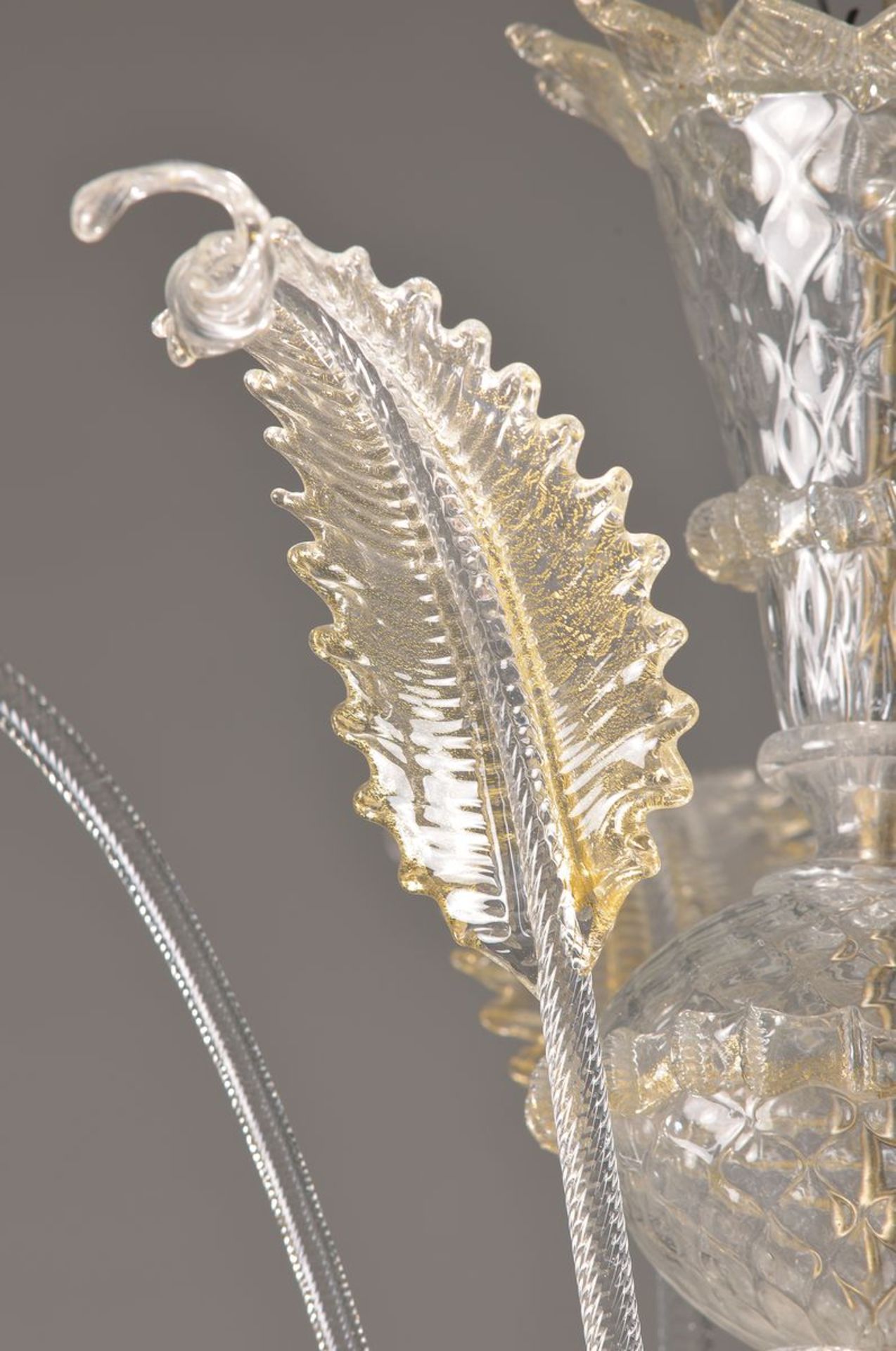 Deckenleuchter, Murano, 2. Hälfte 20. Jh., farbloses Glas, mit eingeschmolzenem Goldflitter, - Bild 3 aus 3