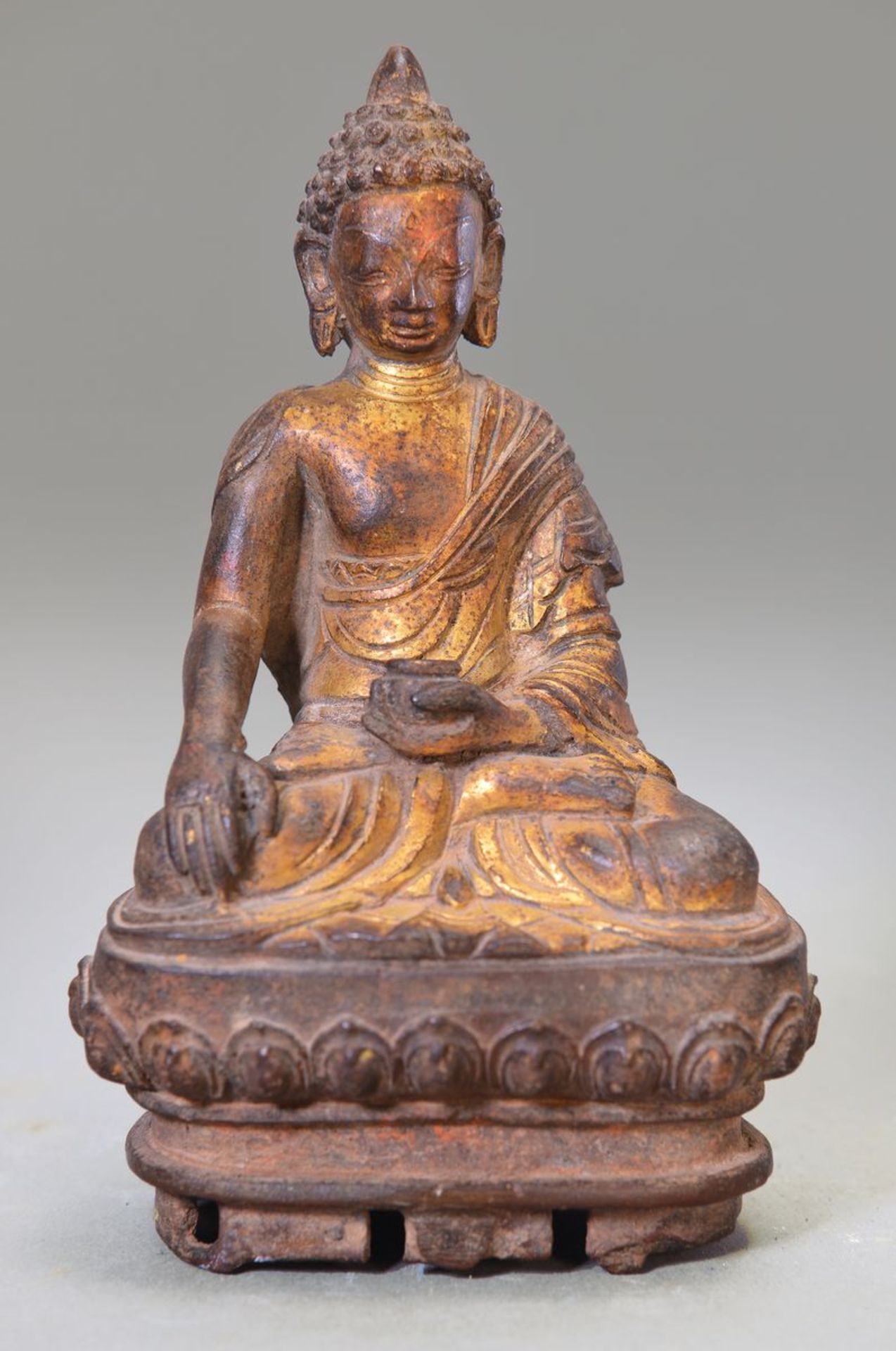 Buddha, Nepal, um 1860, Bronze, in Meditationshaltung und Erdberührung mit Salbgefäss auf Lotos-