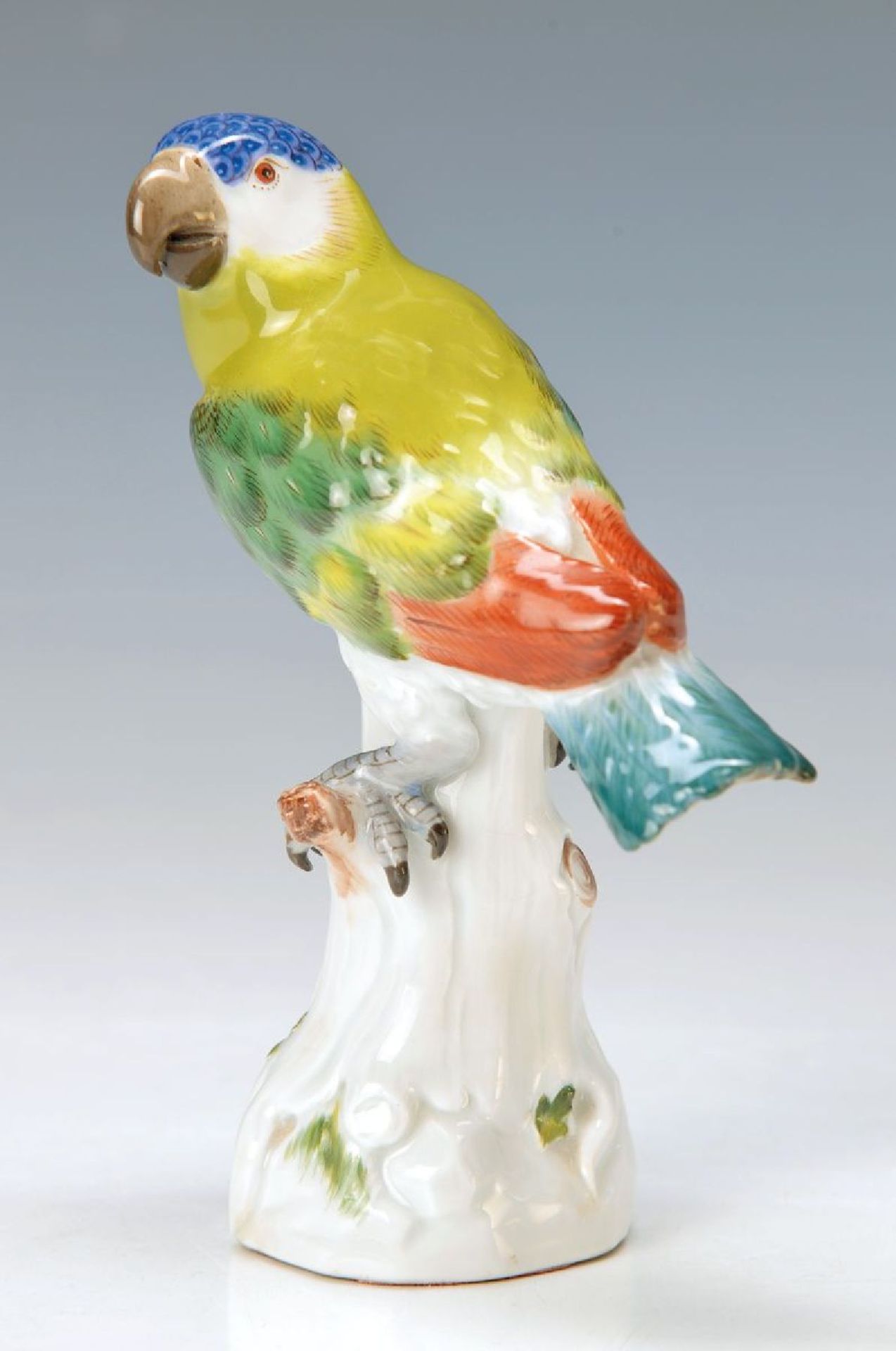 Porzellanfigur, Meissen, 20. Jh., kleiner Papagei auf Baumstumpf, bunt bemalt, H. ca. 14.