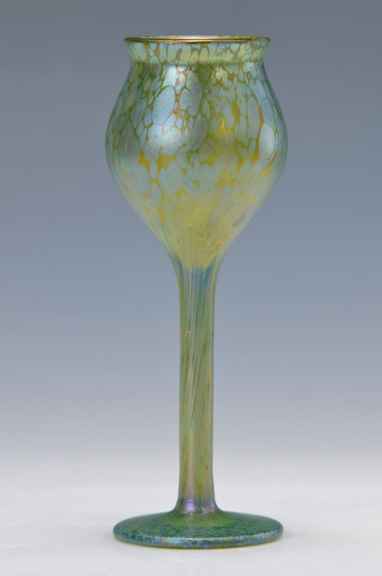 Vase, Lötz, um 1902/05, grünes Glas, lüstriert, blütenartig ausgezogener Rand, auf Unterseite sign.,