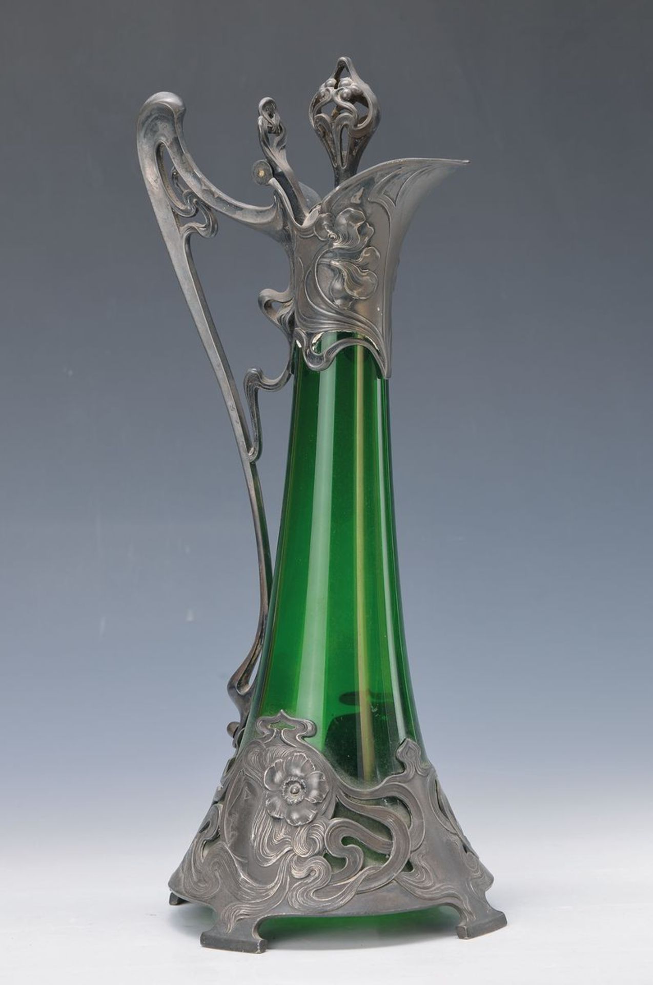 Karaffe bzw. Henkelkanne, WMF, um 1898-1905, grüner Glaskörper tailliert, Metallmontur im