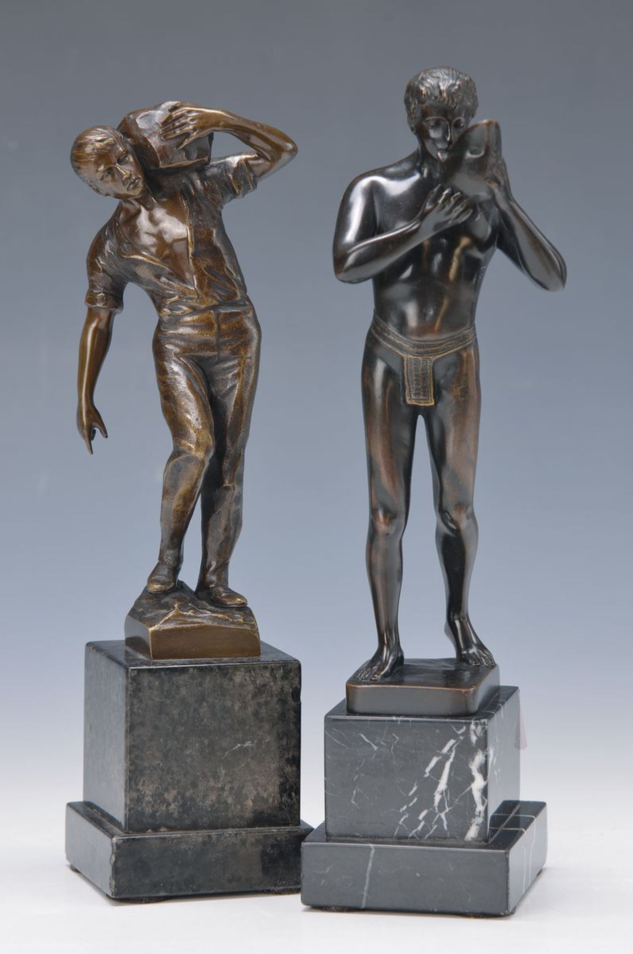 Ernst Beck, Alt Lengbach 1897 - 1941, Wien, zwei Bronzeskulpturen: Felsenträger, H. 19/27 cm, Sockel