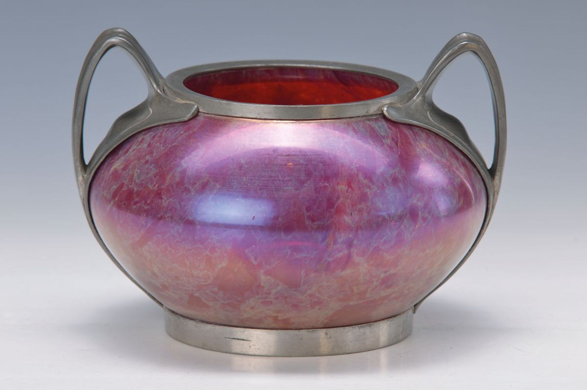 Vase mit Zinnmontur, um 1910, wohl Rindskopf, rosa Glas mit gelben und weißen Einschmelzungen,