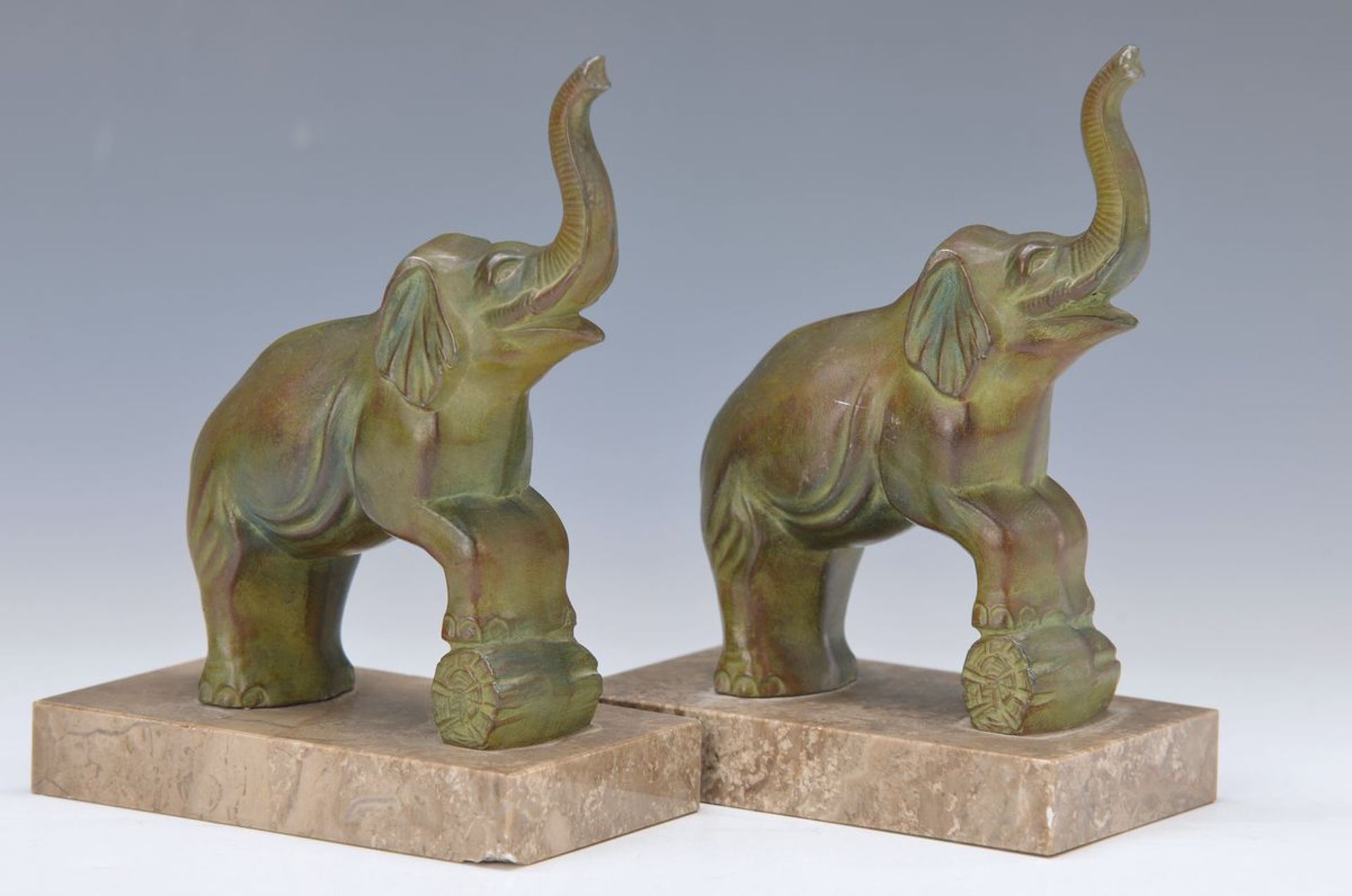 2 Paar Buchstützen, Frankreich, um 1920-30, je zwei Elefanten bzw. Skalare, Steinsockel, H. ca. 16