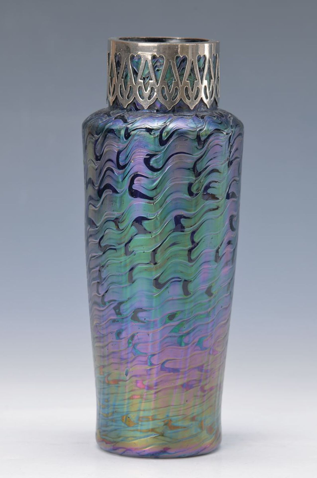 Jugendstilvase, Pallme König, um 1900, blaues Glas mit lüstrierten Aufschmelzungen, Metallmontur,