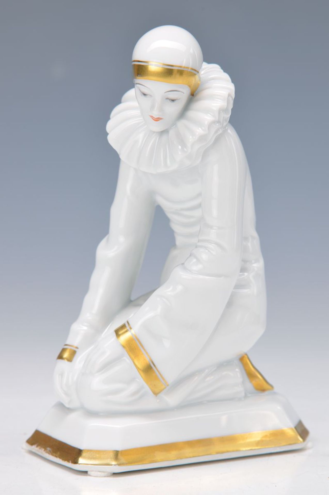 Porzellanfigur, Rosenthal, Entwurf Dorothea Charol, um 1927, sitzender Pierrot, Goldstaffage, 1930er