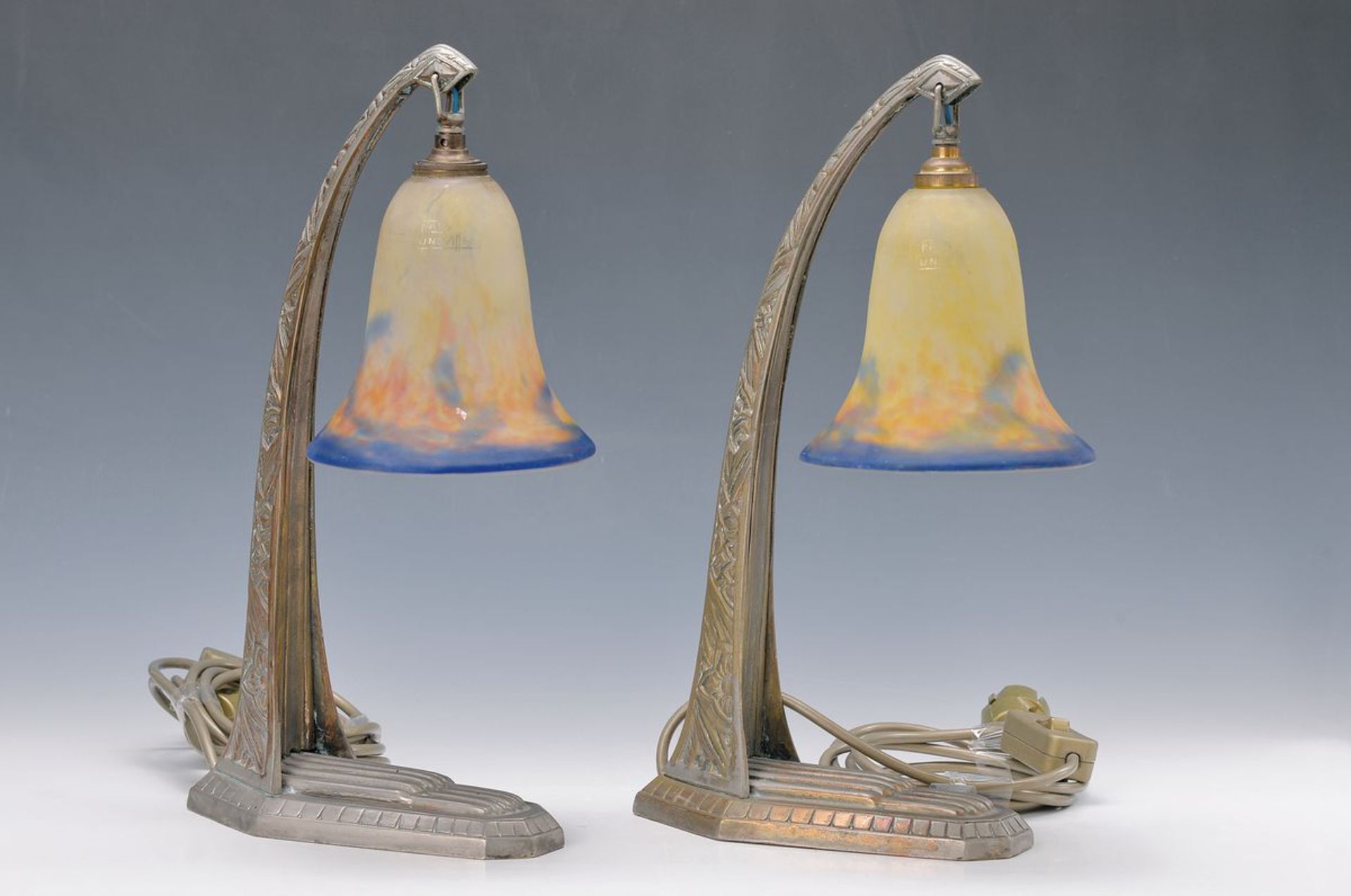 Paar Tischlampen, Muller Fres, Lunéville, um 1910, Metallfuß reliefiert mit stil. Blumen und