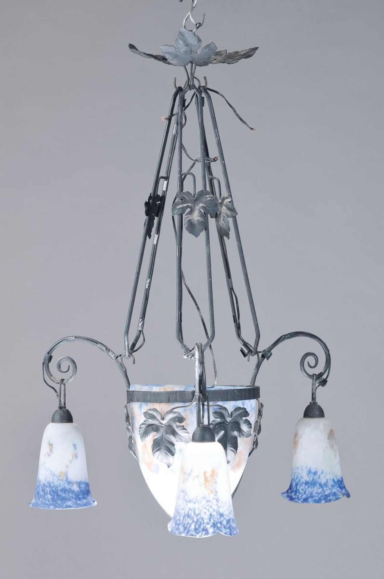 Deckenlampe, Delatte Nancy, um 1910-20, Eisenmontur, Mittelschale und drei Glocken aus Glas, blau