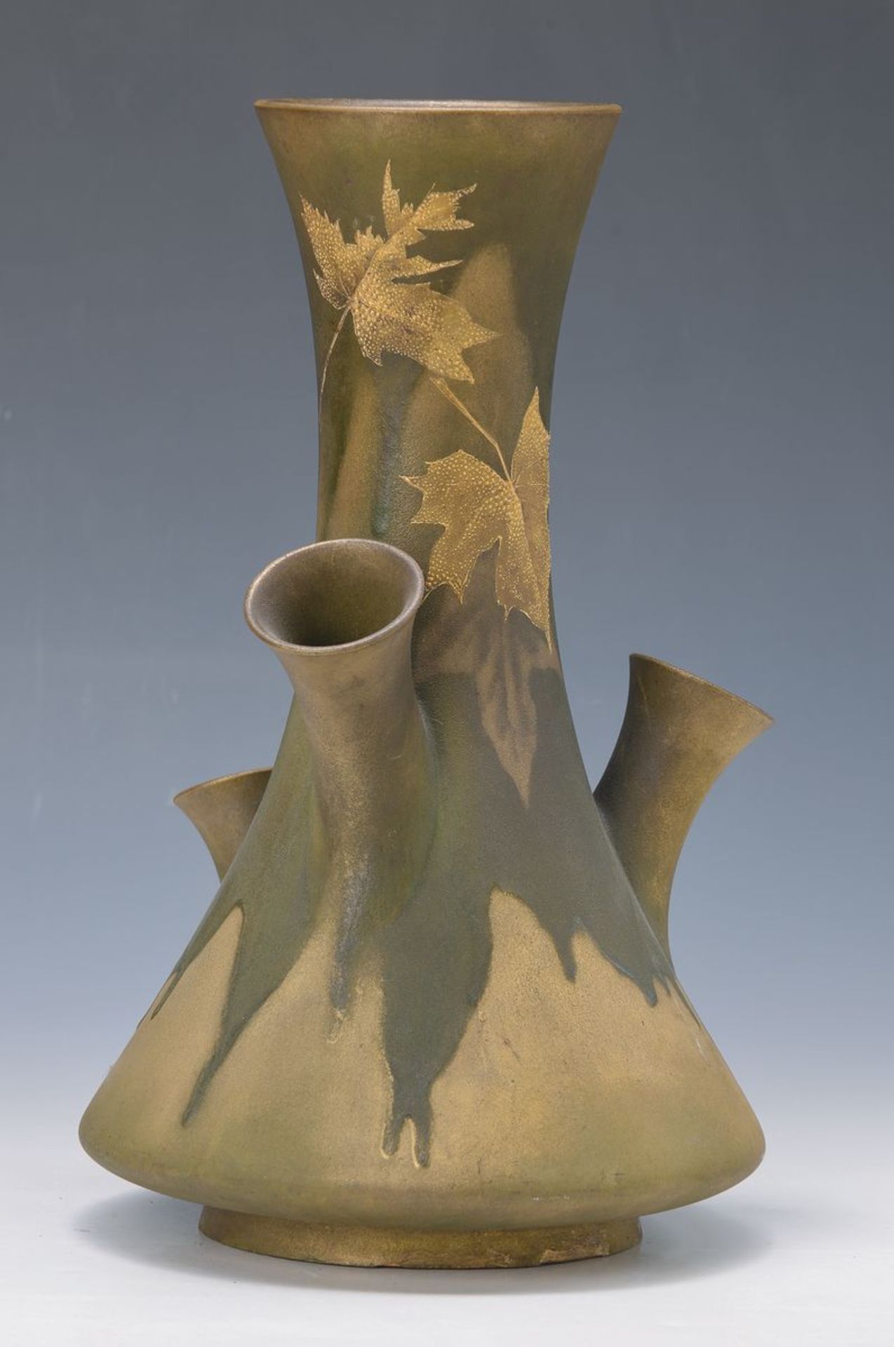 Tulpensteckvase, Clement Massier, um 1905, Steingut, matt gold, darüber matt grüne Laufglasur, in