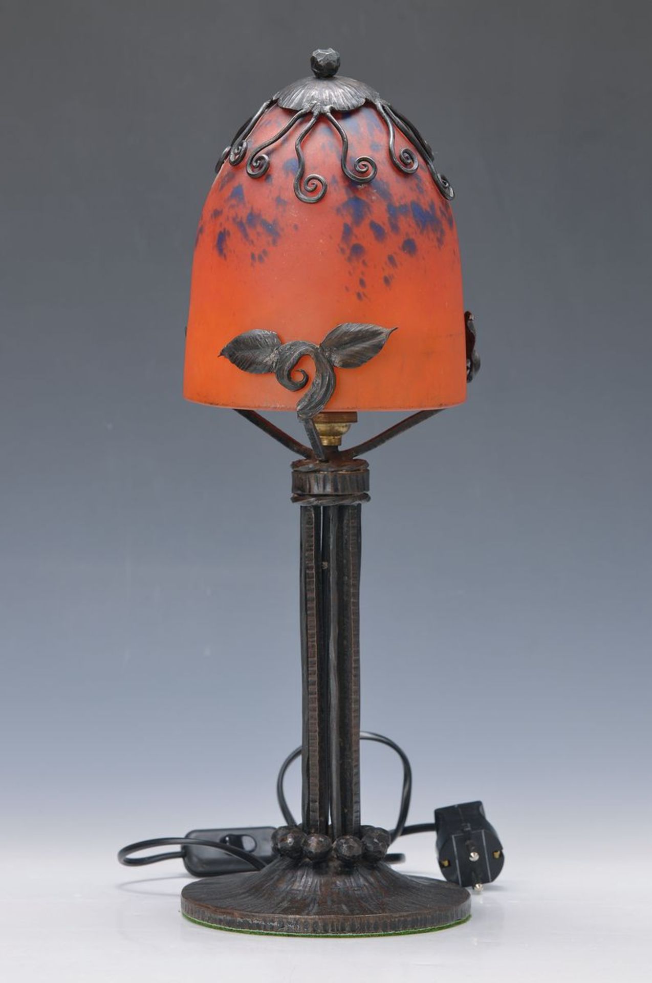 Tischlampe, Frankreich, um 1920, Eisenmontur, Schirm Schichtglas mit orangefarbenen und blauen