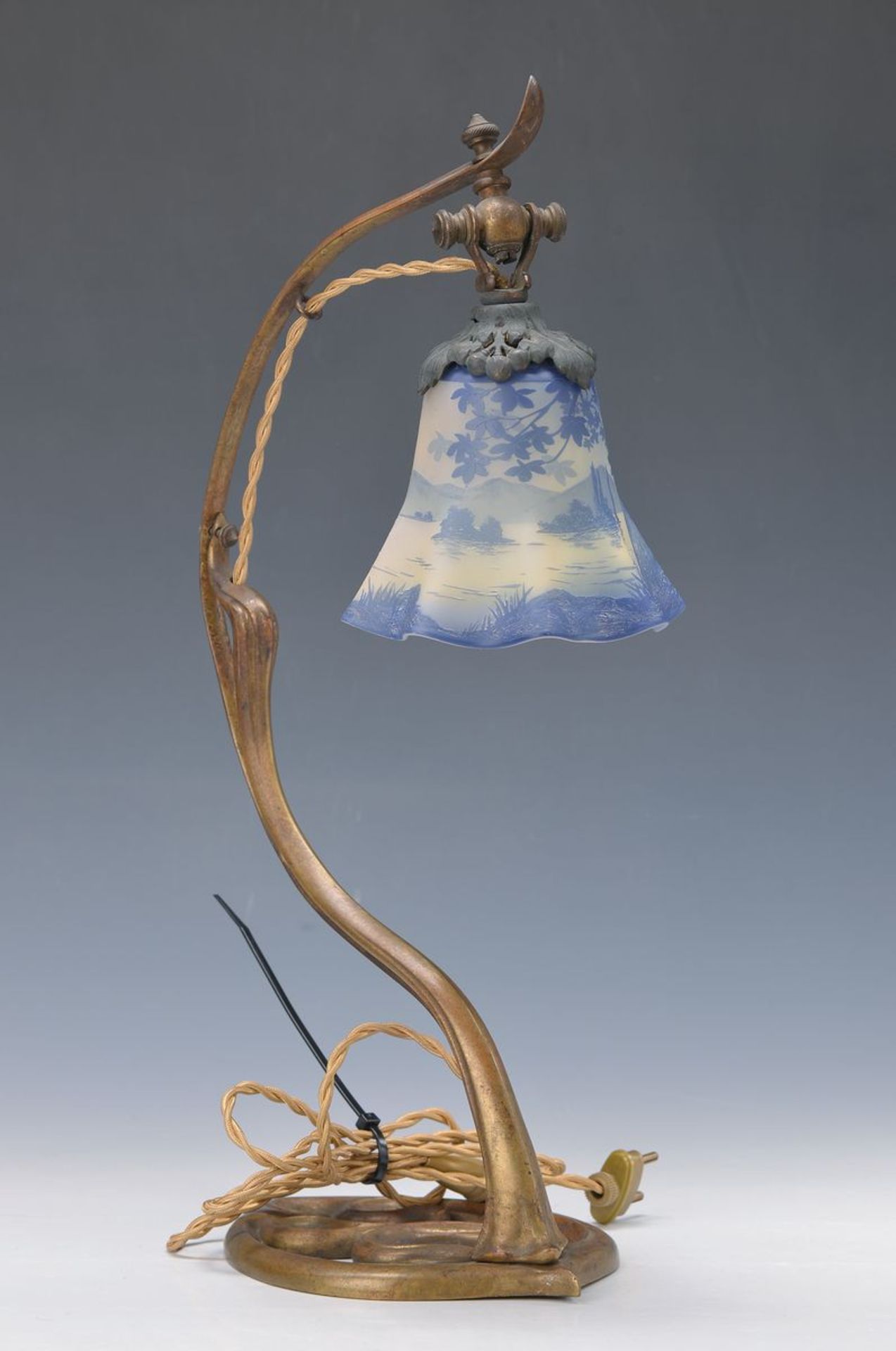 Tischlampe, Frankreich, de Vez, um 1910, Fuß Metall, Schirm blau überfangen, reich umlaufend