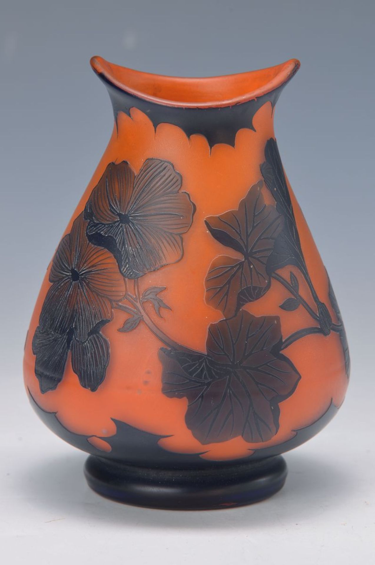 Vase, Richard (Lötz), um 1910, orange-rot eingepudertes Glas mit dunkel- violettem Überfang,