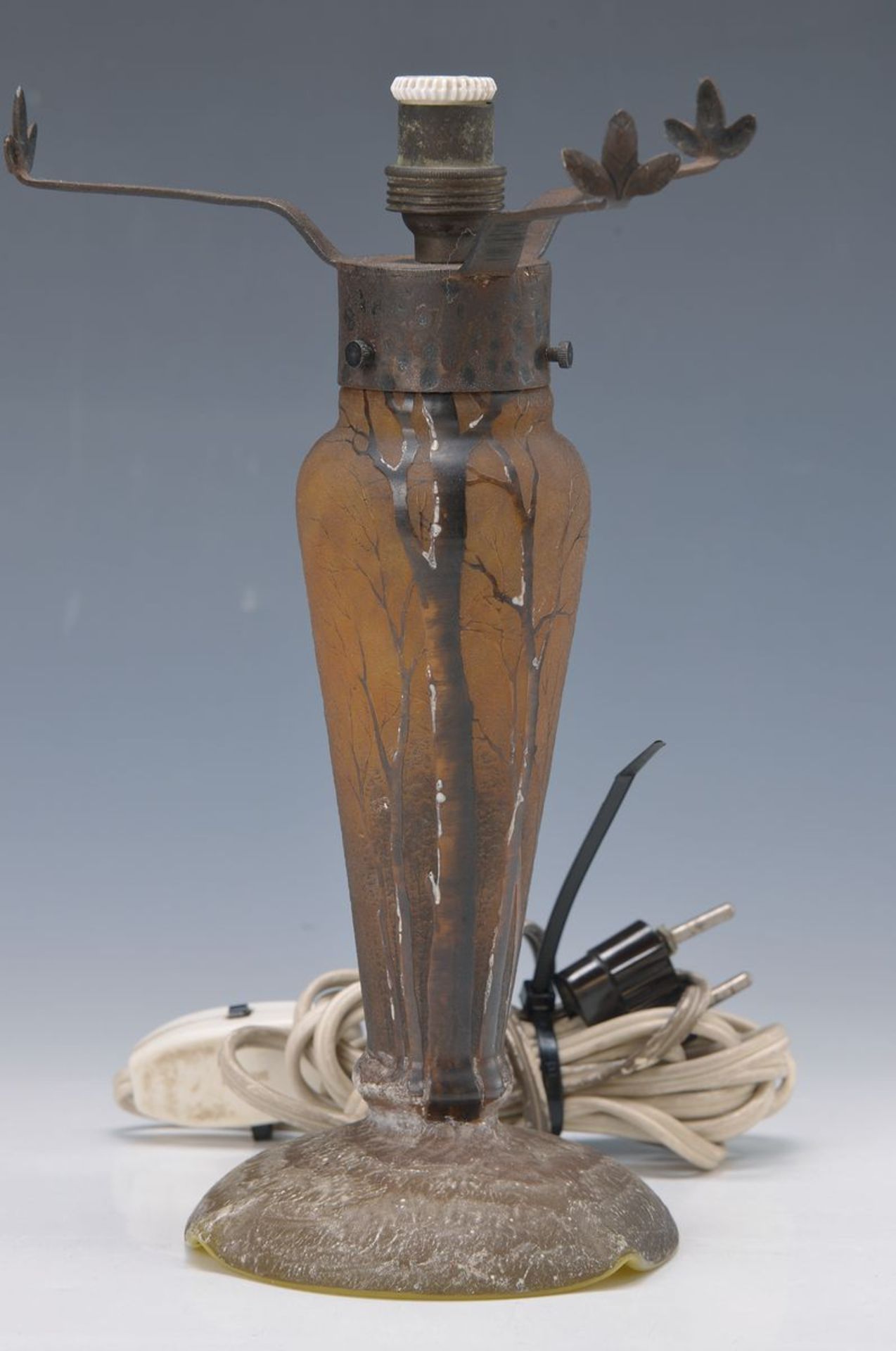 Lampenfuss, Daum Nancy, um 1920, honigfarbenes Glas mit umlaufender Winterlandschaft, signiert,