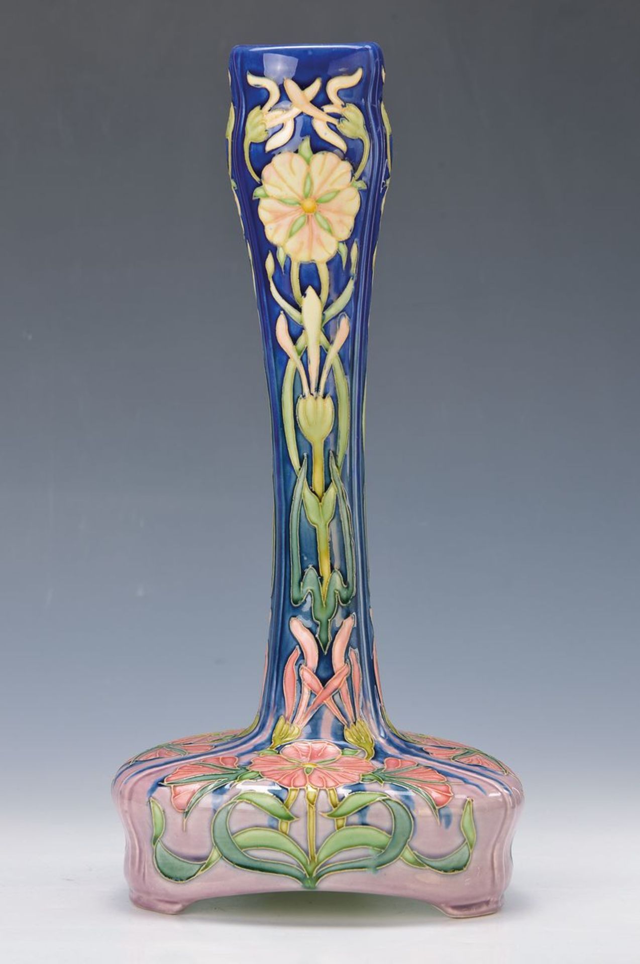 Große Vase, wohl Longwy, um 1905, Feinsteingut, reliefierter floraler Dekor bunt bemalt, H. ca. 38.