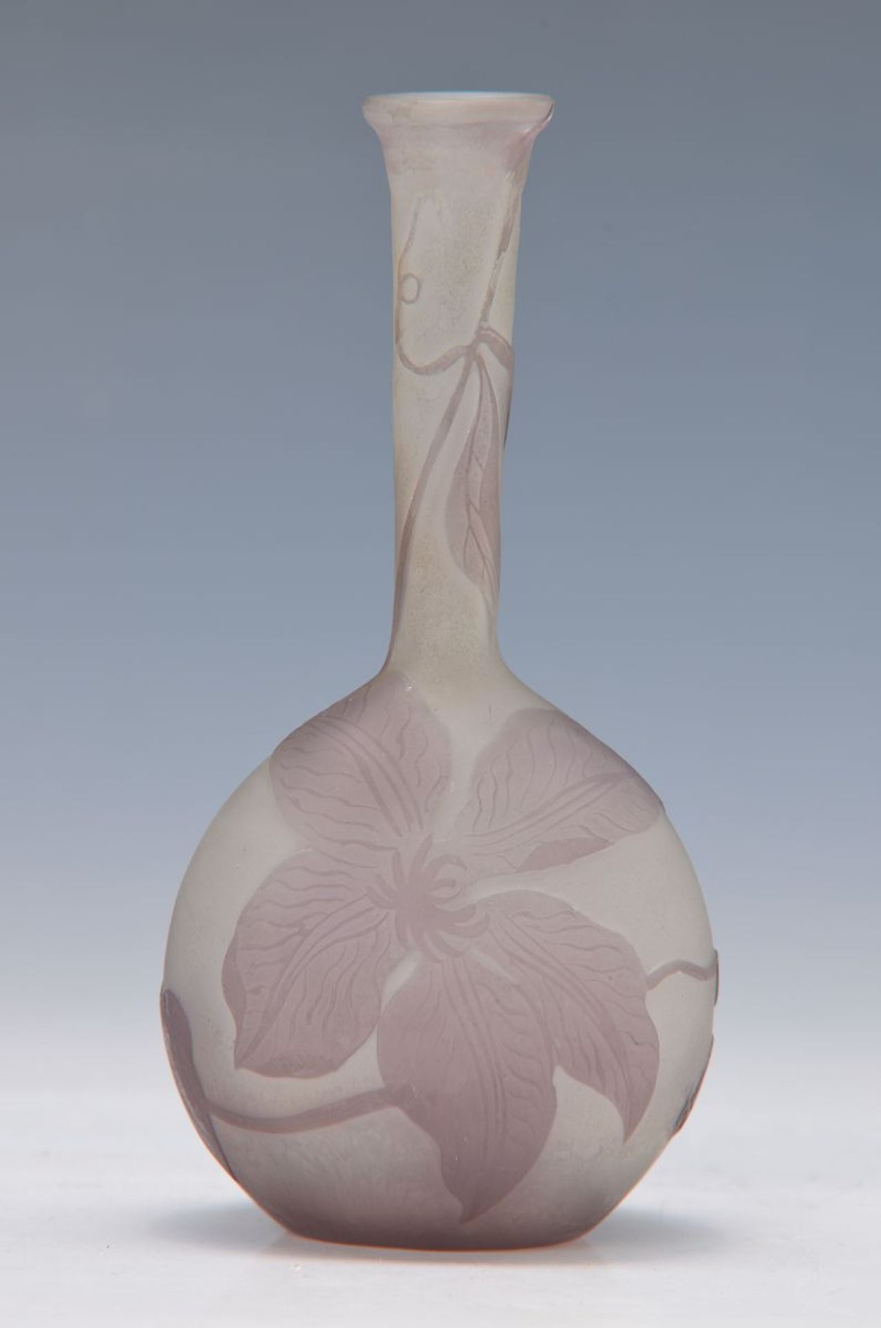 Vase, Emile Gallé, um 1904-08, farbloses Glas, mit lila farbenem Überfang, geschnitten,