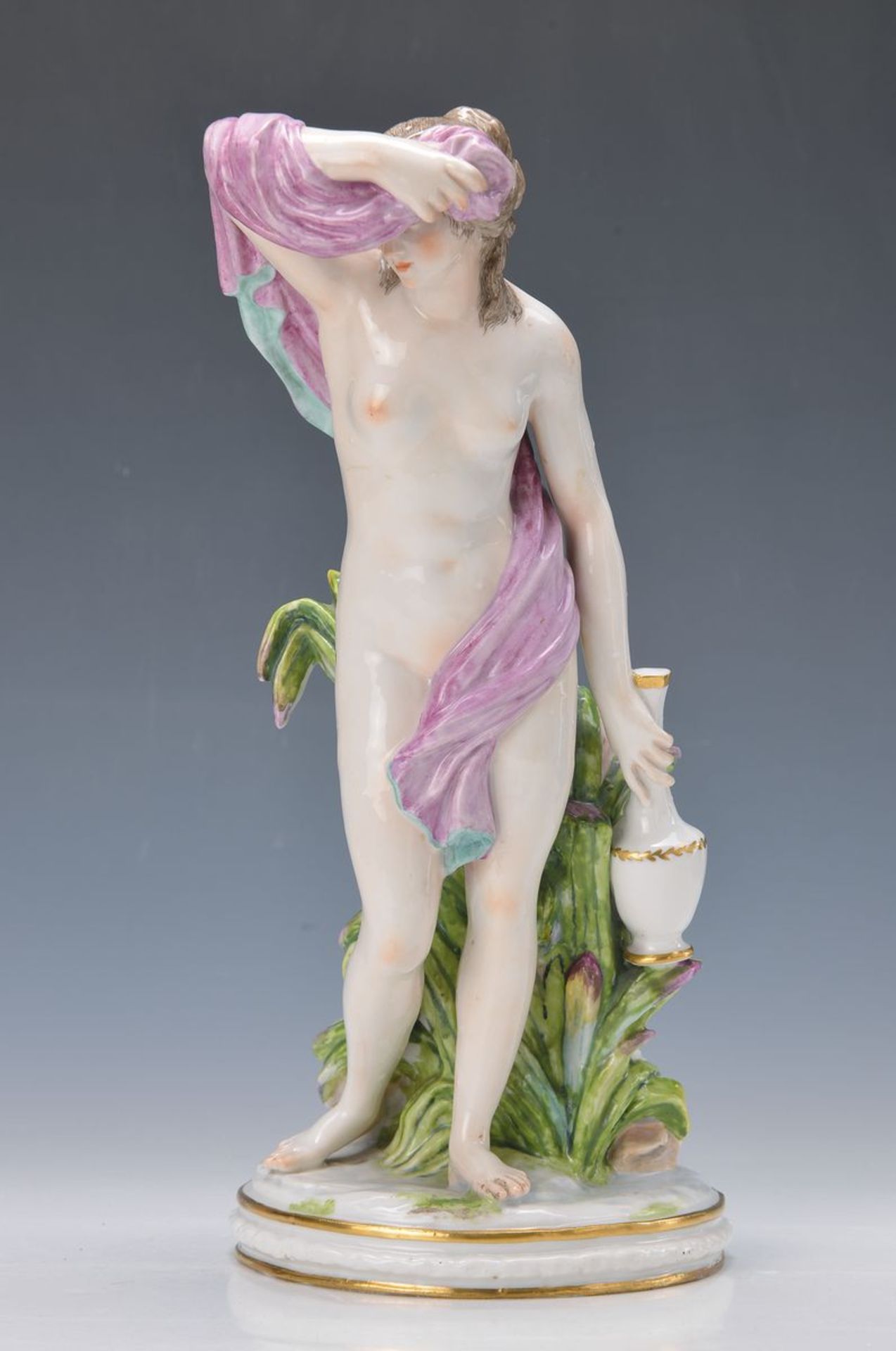 Große Porzellanfigur, Frankreich, 2. Hälfte 19. Jh., stehender Akt mit Amphore, bunt bemalt,