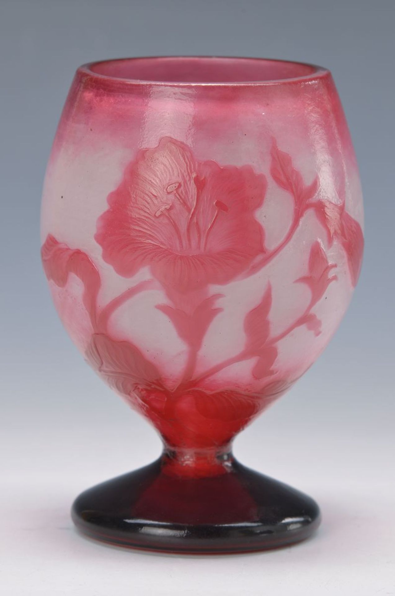 Fußvase, Muller Croismare, um 1902/03, farbloses Schichtglas, mit rosefarbenem Überfang,