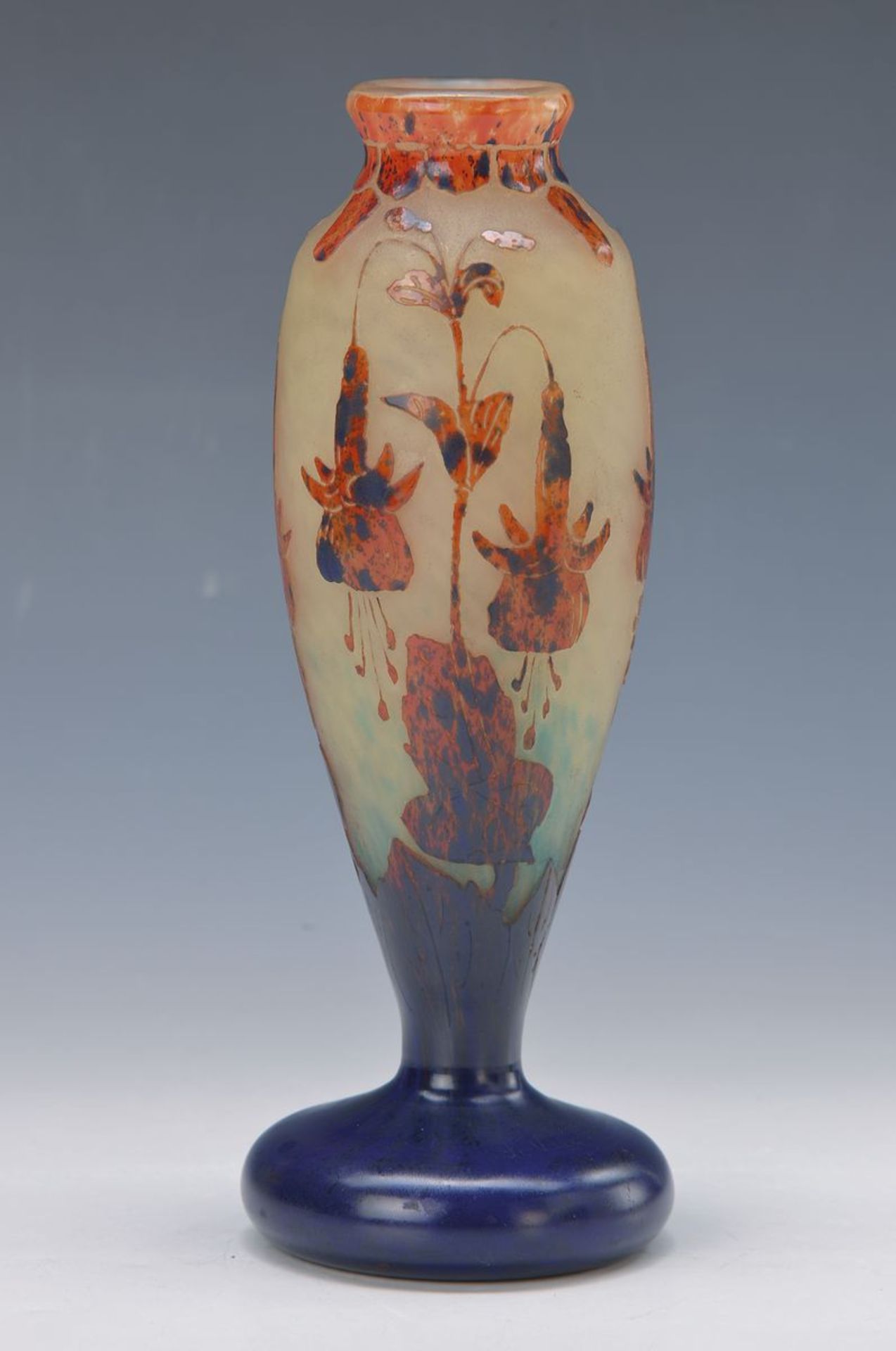 Vase, Le Verre Francais, um 1920, Schichtglas mit blauen und gelben Einpuderungen, blau und orange