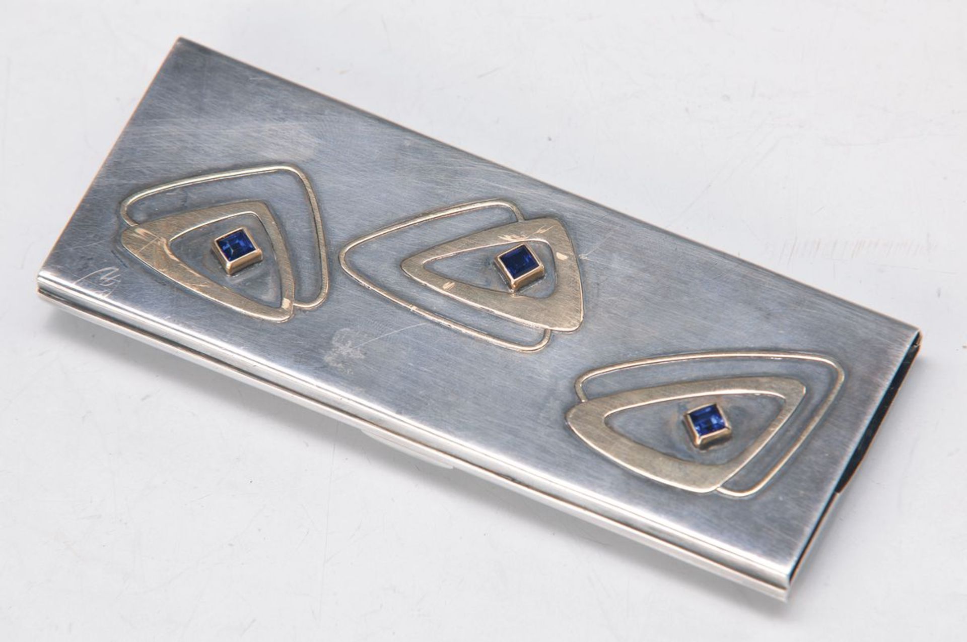 Kamm im Etui, deutsch, um 1905, Silber mit Gelbgoldapplikationen und blauen Steincarrées, schwere