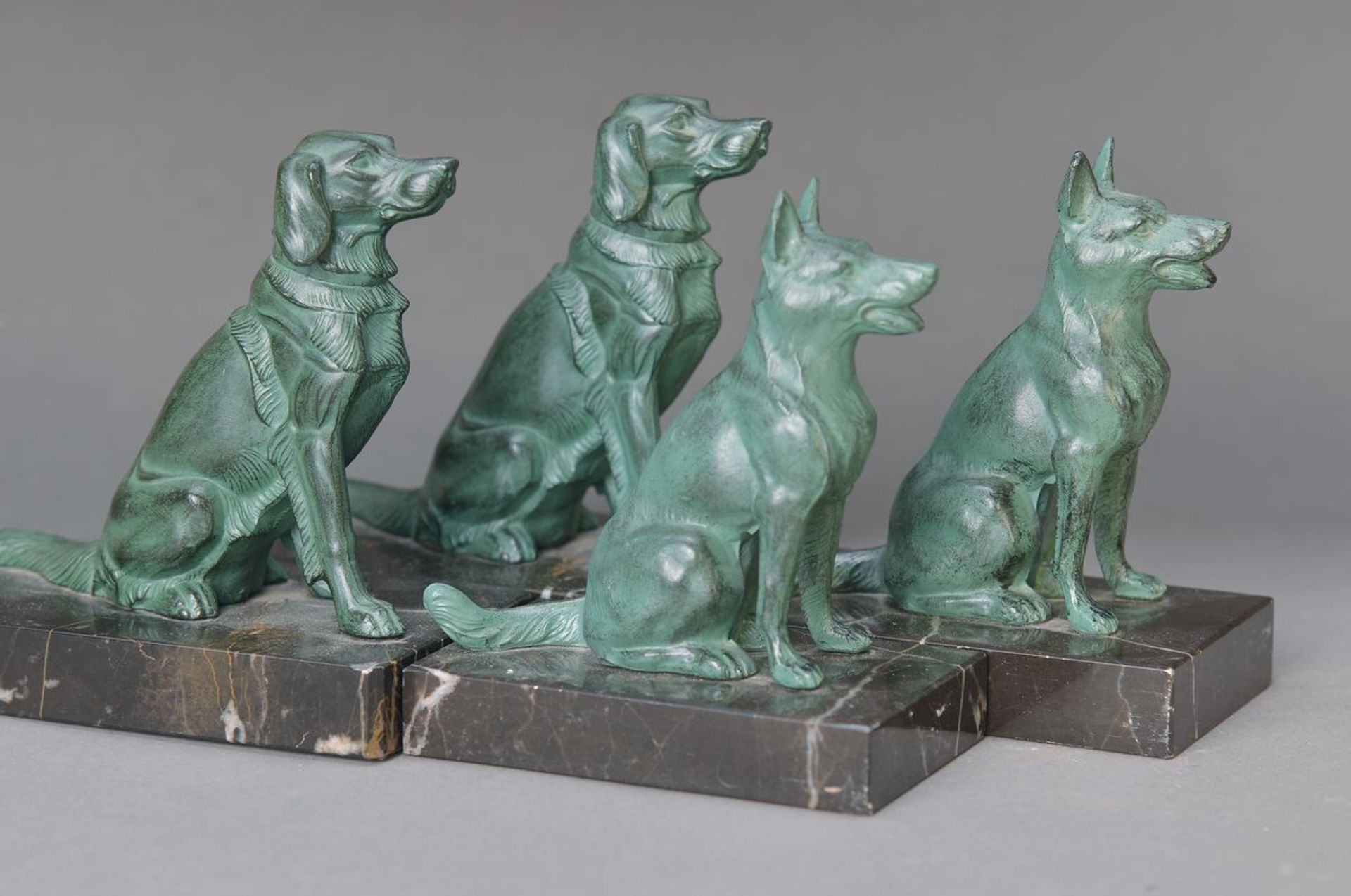 2 Paar Buchstützen, Frankreich, um 1930, Art Deco, Marmorplinthen, Hundefiguren, Metallguß grün