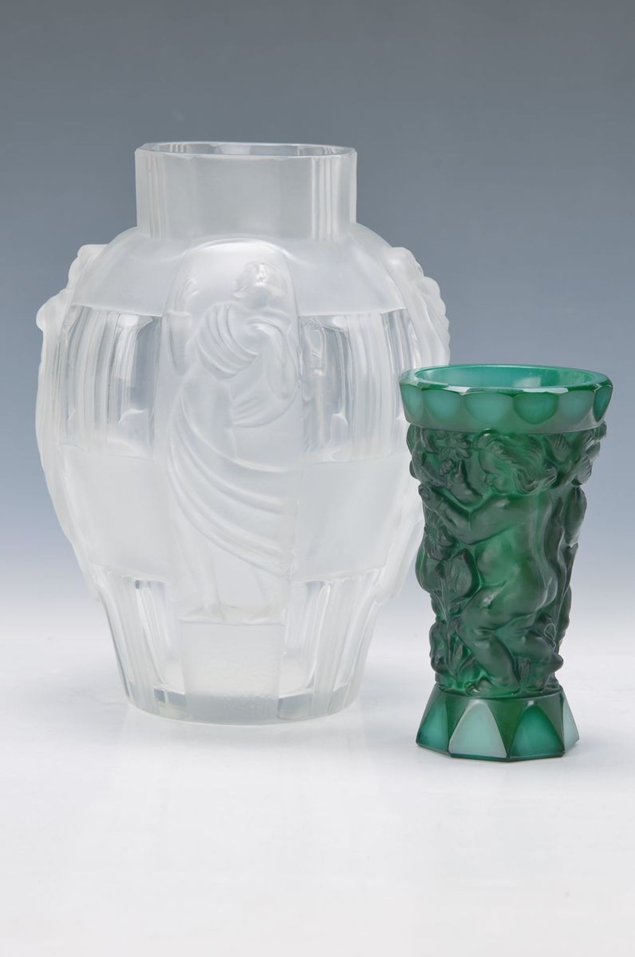 Zwei Vasen, Curt Schlevogt, 30er Jahre, grünes sog. Malachitglas, mit reliefiertem Dekor, umlaufende