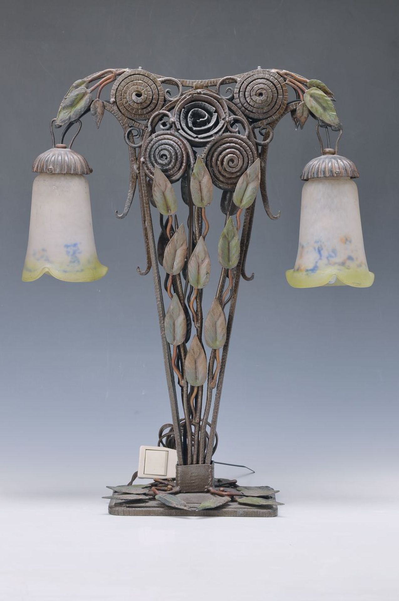 Tischlampe, Frankreich, um 1910-20, Schirme signiert Noverdy France, mit blauen und hellgrünen und