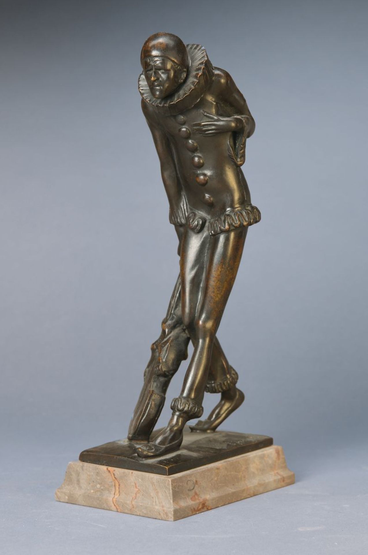 Bronzeskulptur von Emil Jungblut, 1880-1955 Düsseldorf, Pierrot mit Laute, signiert, Steinplinthe,