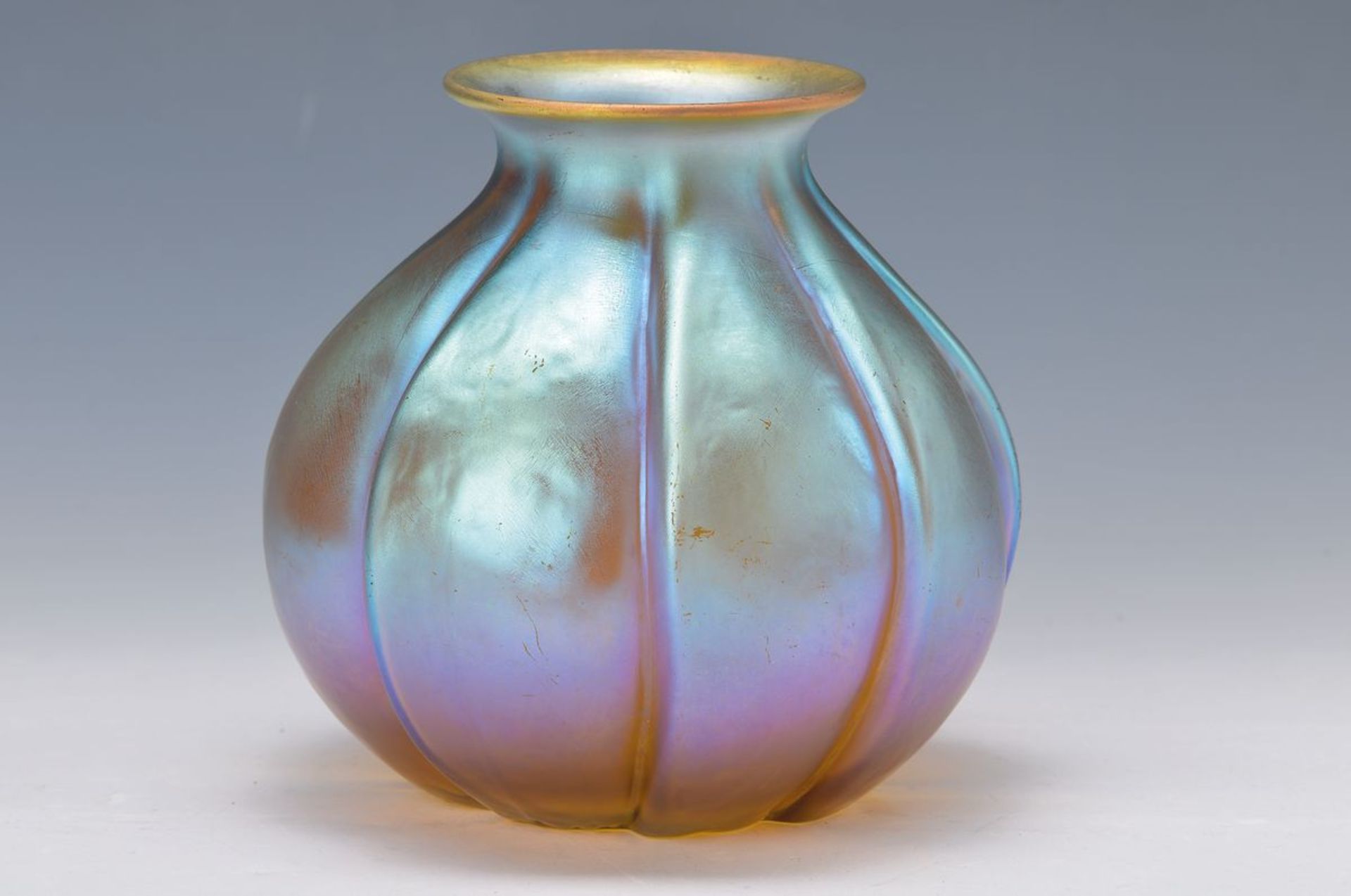 Vase, deutsch, WMF, um 1930, bernsteinfarbenes Glas, mehrfach gerieft und mehrfach lüstriert, H. ca.