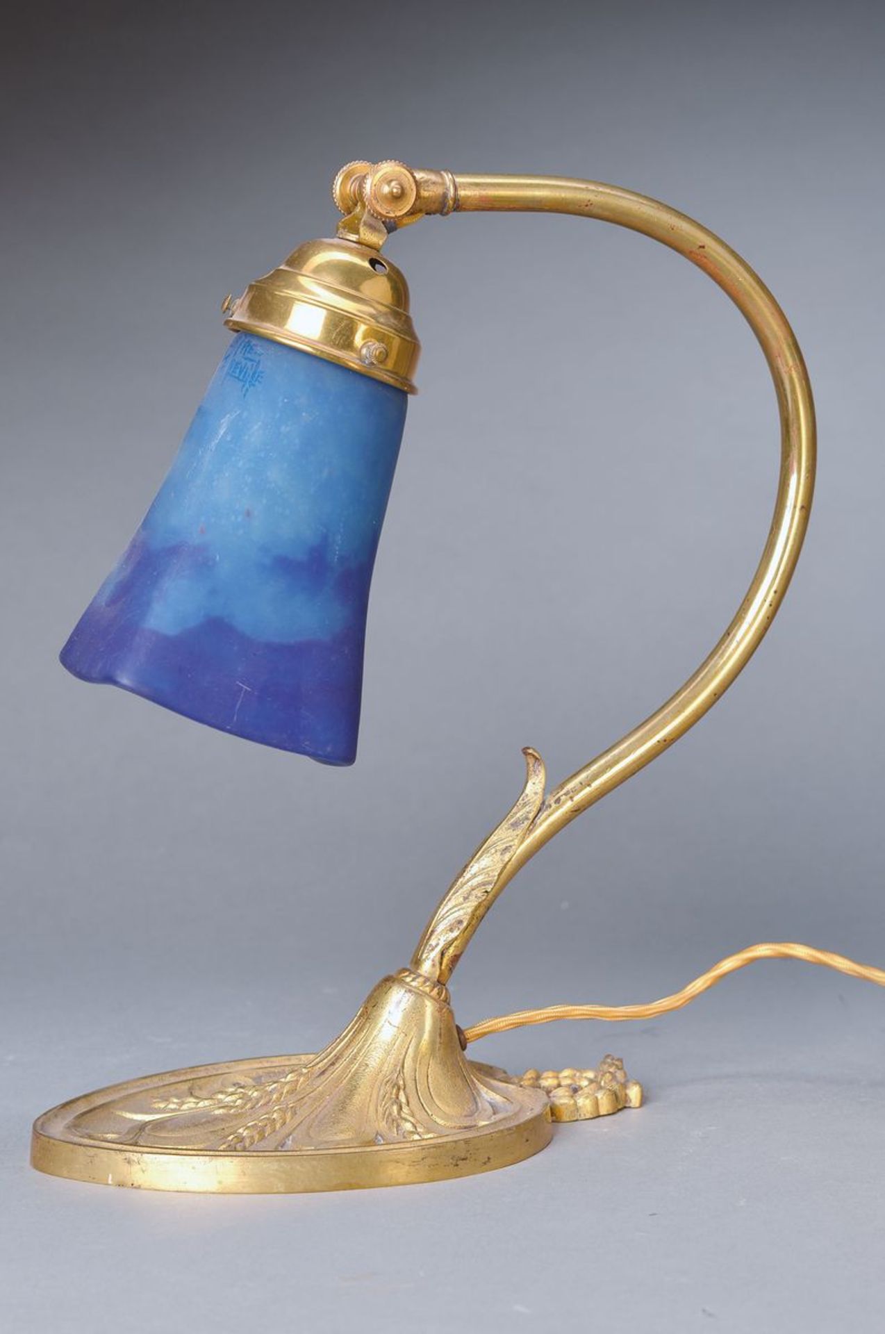 Tischlampe, Frankreich, um 1910, Schirm sign. Muller Fres. Luneville, mit blauen Einpuderungen,