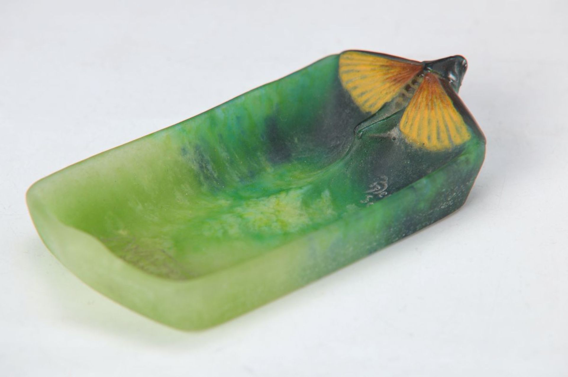 Almaric-Walter-Schale, Entwurf Henri Bergé, um 1920, pate de verre mit grünen, gelben und blauen