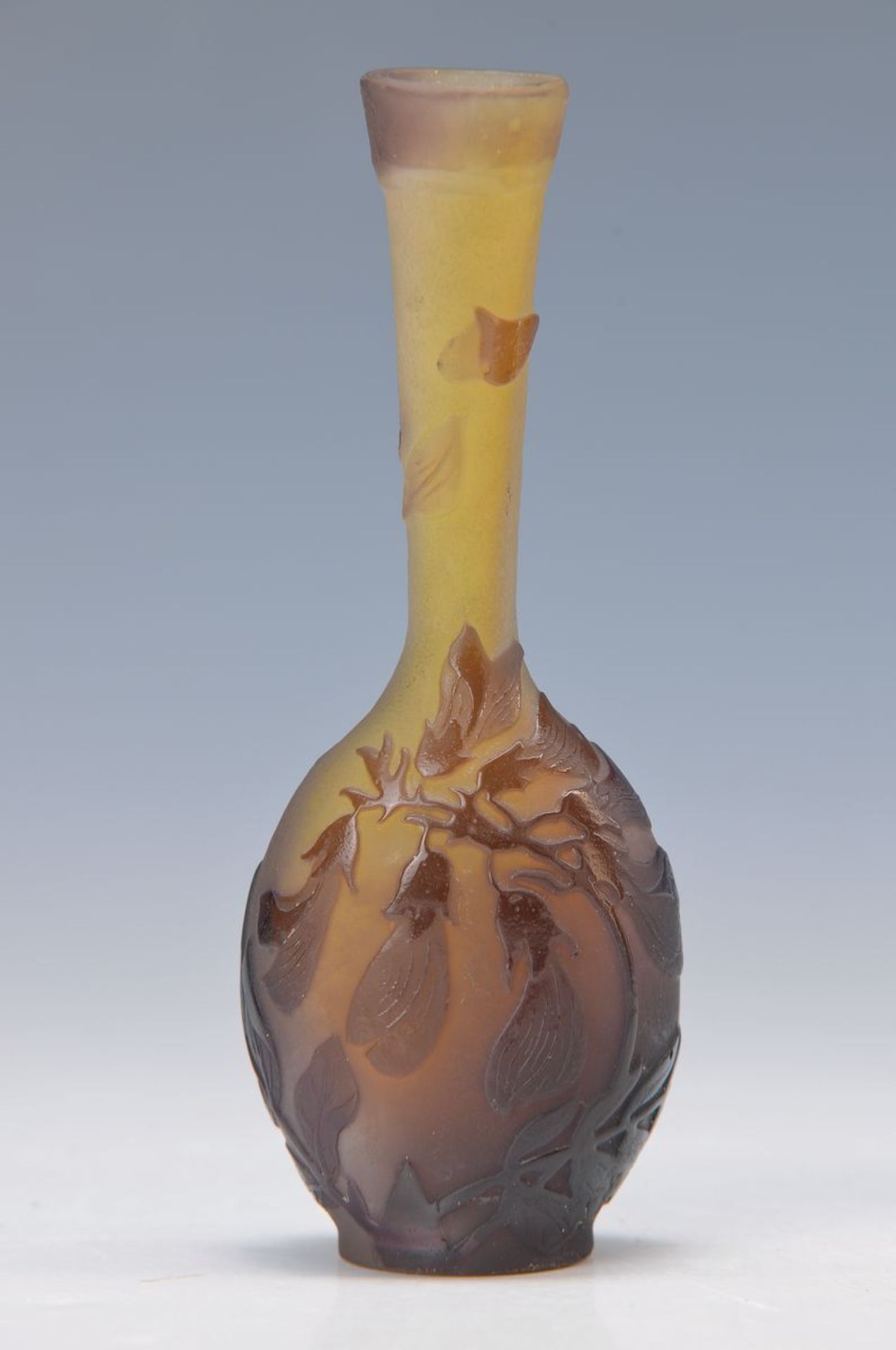 Kleine Vase, Gallé, um 1918-24, Schichtglas gelb eingepudert, braun überfangen, geschnitten und