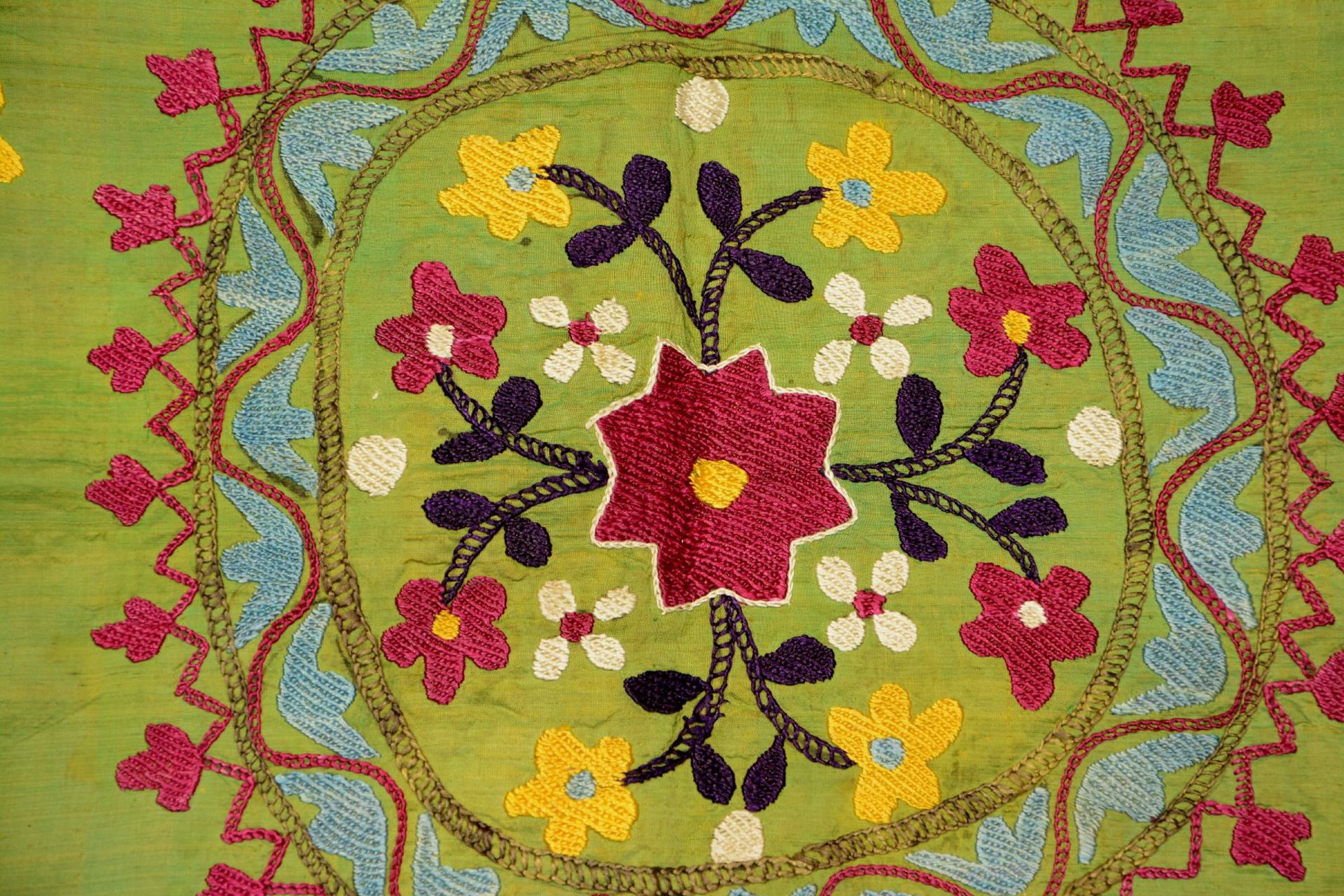 Grüne Lakai "Seiden-Susani" antik (Stickerei), Usbekistan, Ende 19.Jhd., Seidenstickerei auf - Bild 4 aus 8