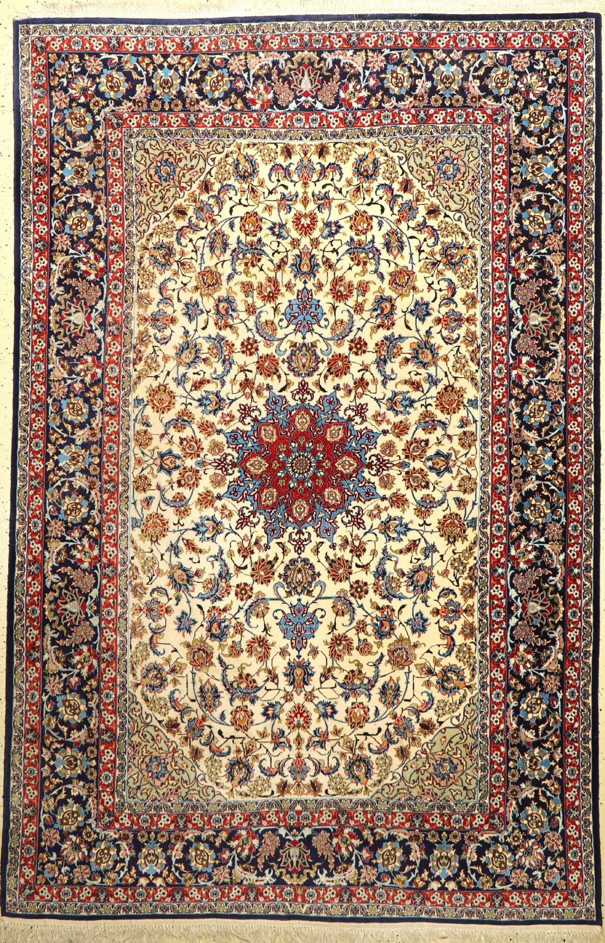 Esfahan fein, Persien, ca. 40 Jahre, Korkwolle mit und auf Seide, ca. 240 x 156 cm,EHZ: 2-3Fine