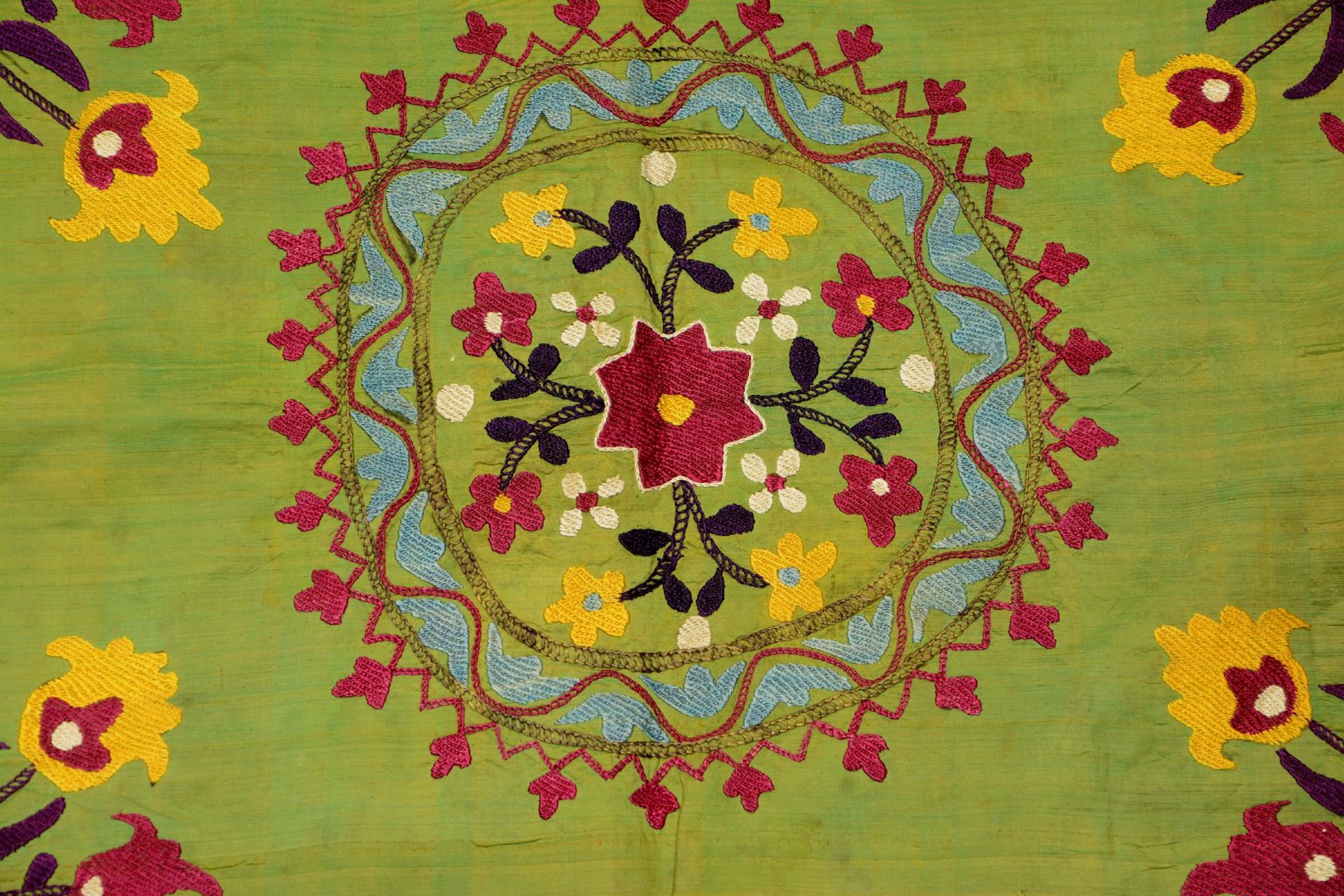 Grüne Lakai "Seiden-Susani" antik (Stickerei), Usbekistan, Ende 19.Jhd., Seidenstickerei auf - Bild 3 aus 8