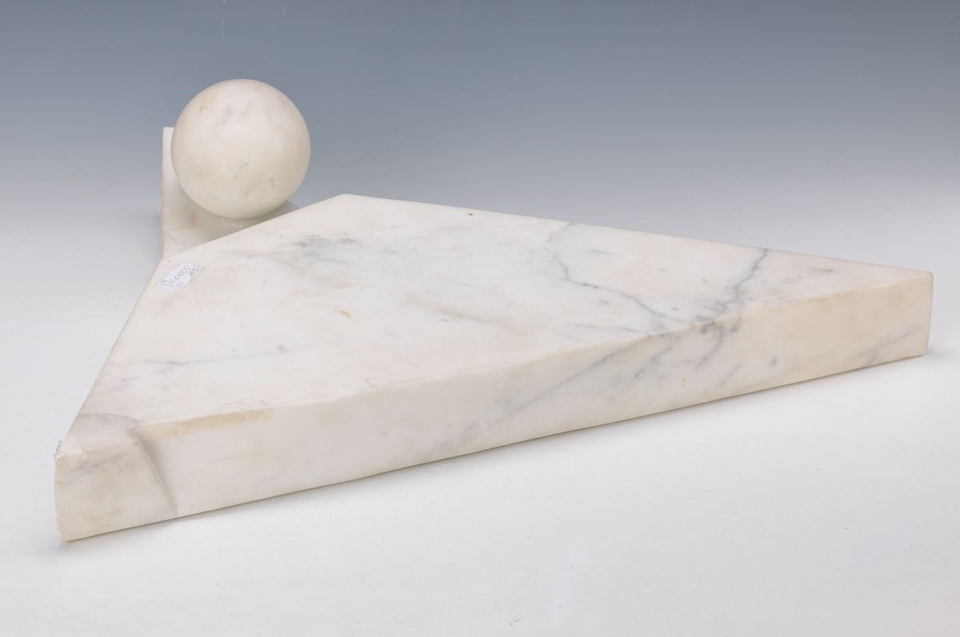 Monogrammist CB, datiert 91, Moderne Skulptur aus grau-geädertem weißen Marmor mit aufgesetzter