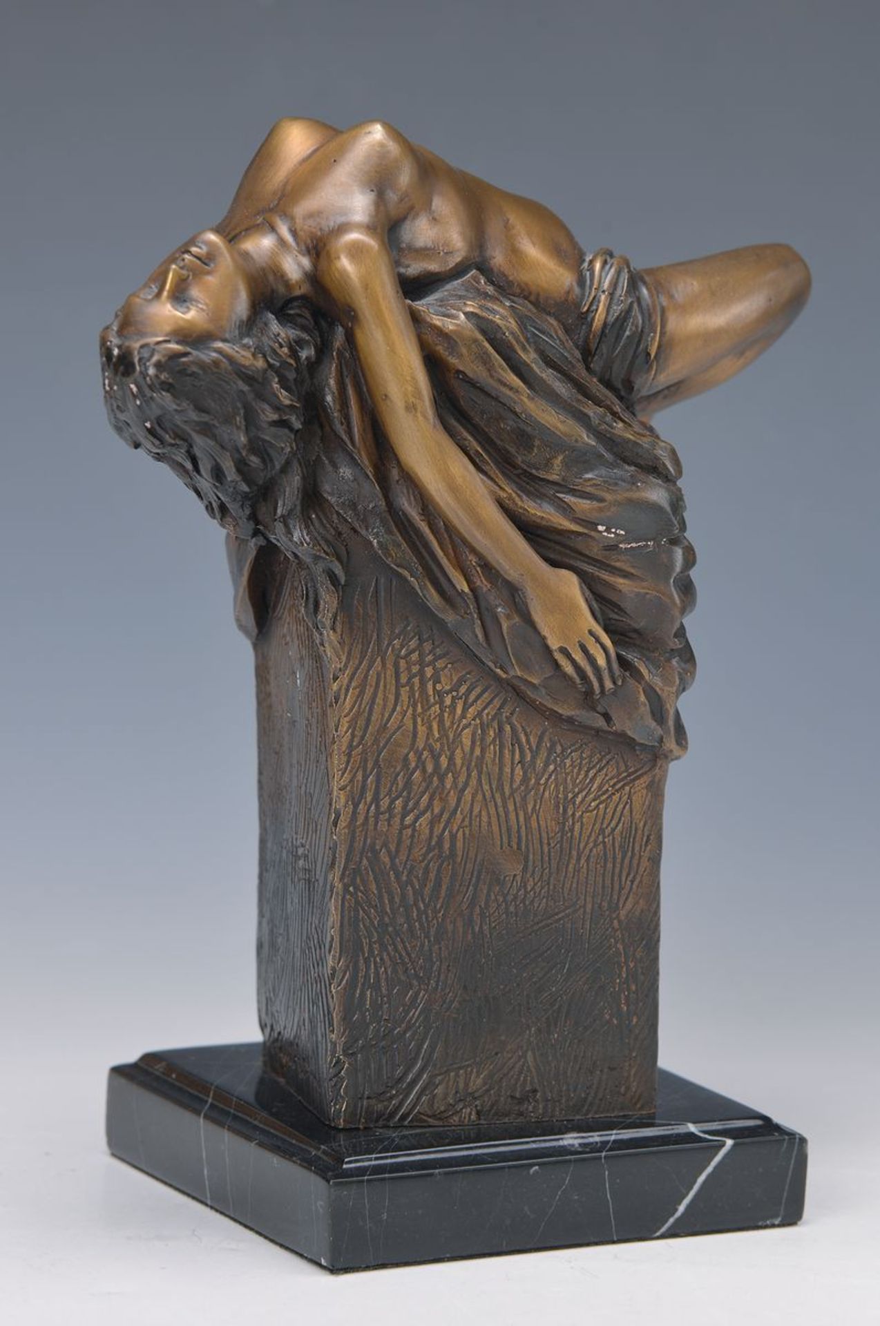 Asajero, zeitgenössischer Künstler, Weiblicher Akt auf einer Säule, Bronzeholguss,auf schwarze
