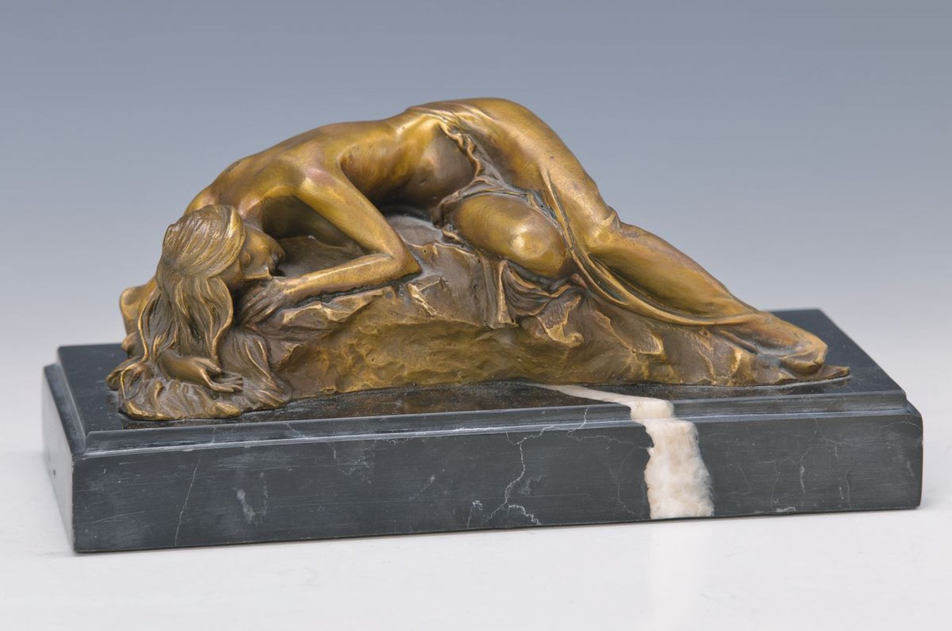 Milo geb. 1955, Femme allongee sur un terte,Bronzefigur auf Marmorsockel, sign., ca. 11x21,5