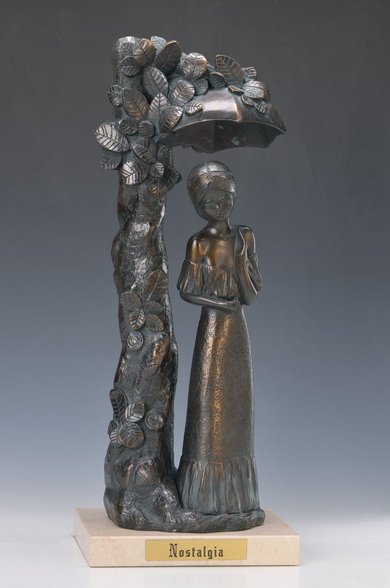 Große Bronzeskulptur, Italica, verso bezeichent Mod. Joses. Pat. 4012, auf Marmorsockel, H. 52 cmbig