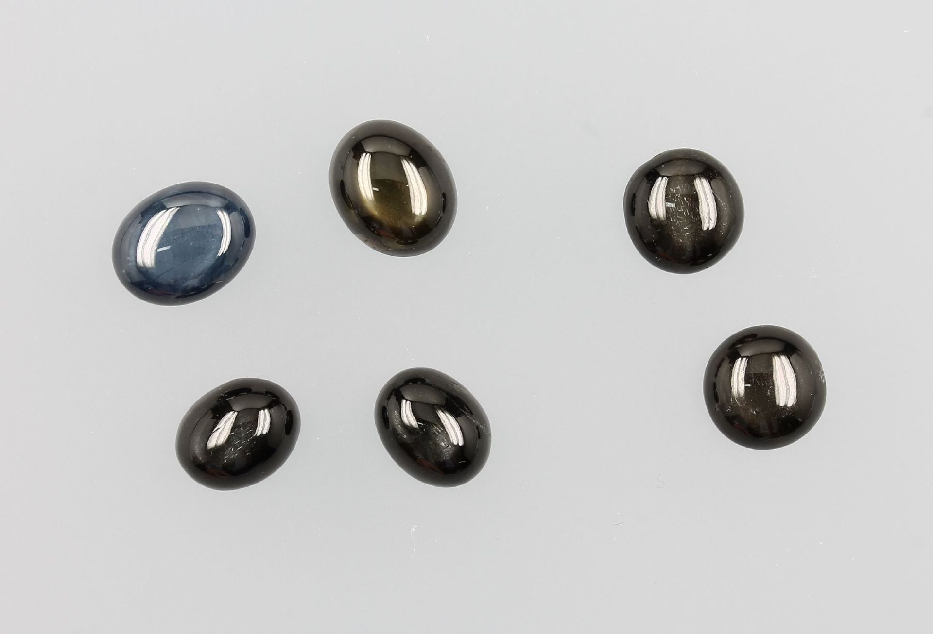 Lot 6 lose Sternsaphire, zus. ca. 25.5 ct, runde und ovale Sternsaphircabochons in versch. Größen