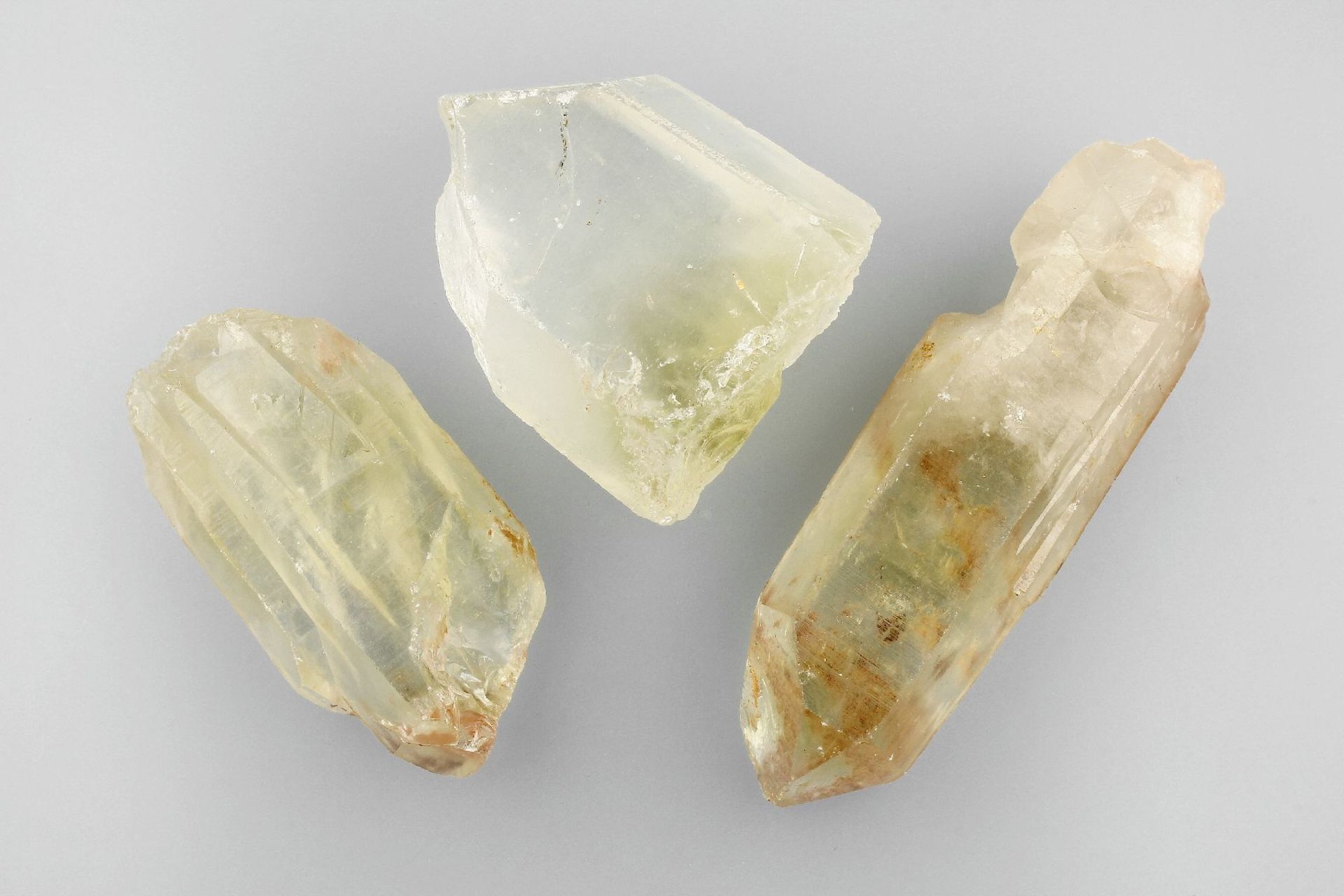 Lot 3 lose Citrine, zus. ca. 2375 ct, naturbelassene Rohsteine in zartem Gelbton, 1 x gebrochen,