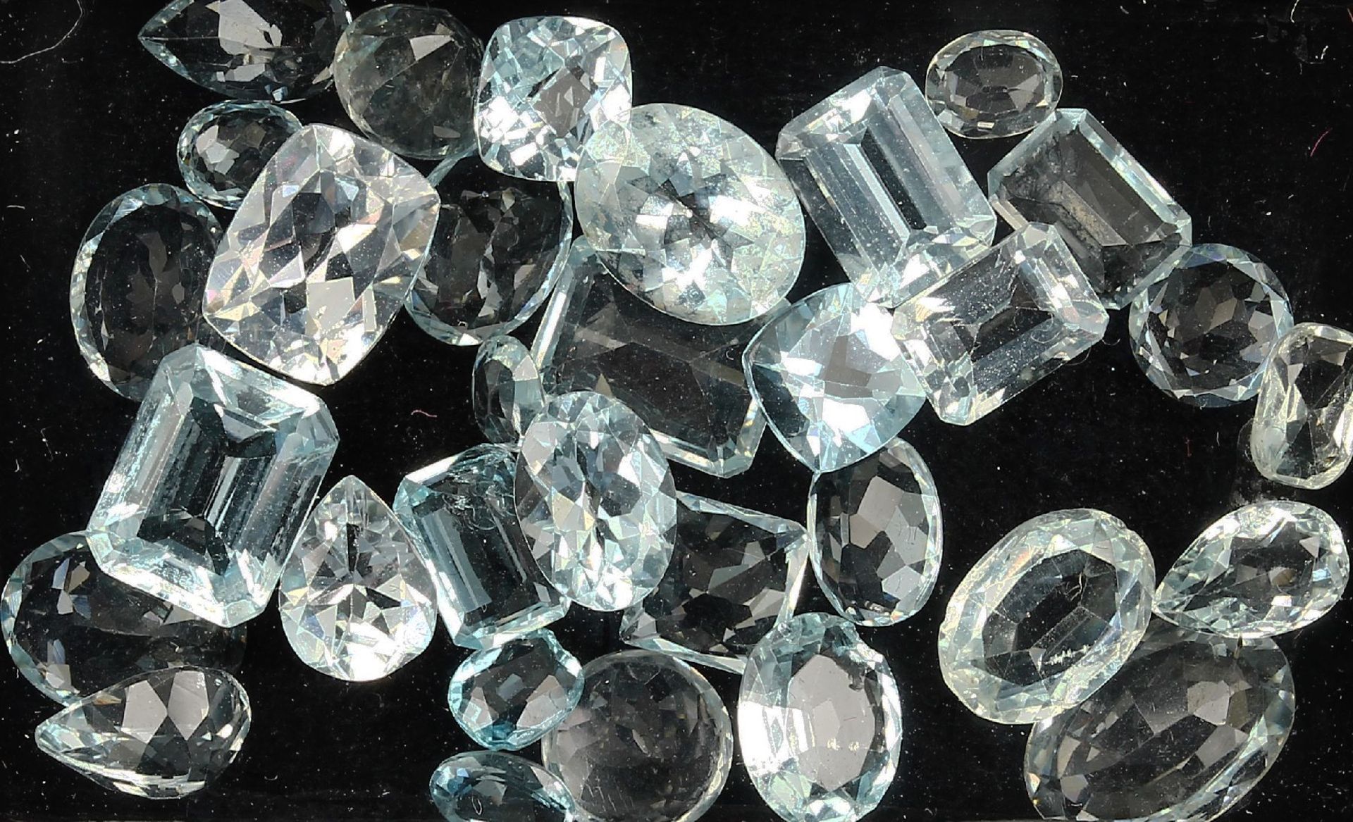 Lot lose Aquamarine, zus. ca. 31.44 ct, in versch. Formen, Farben und Größen Schätzpreis: 800, -