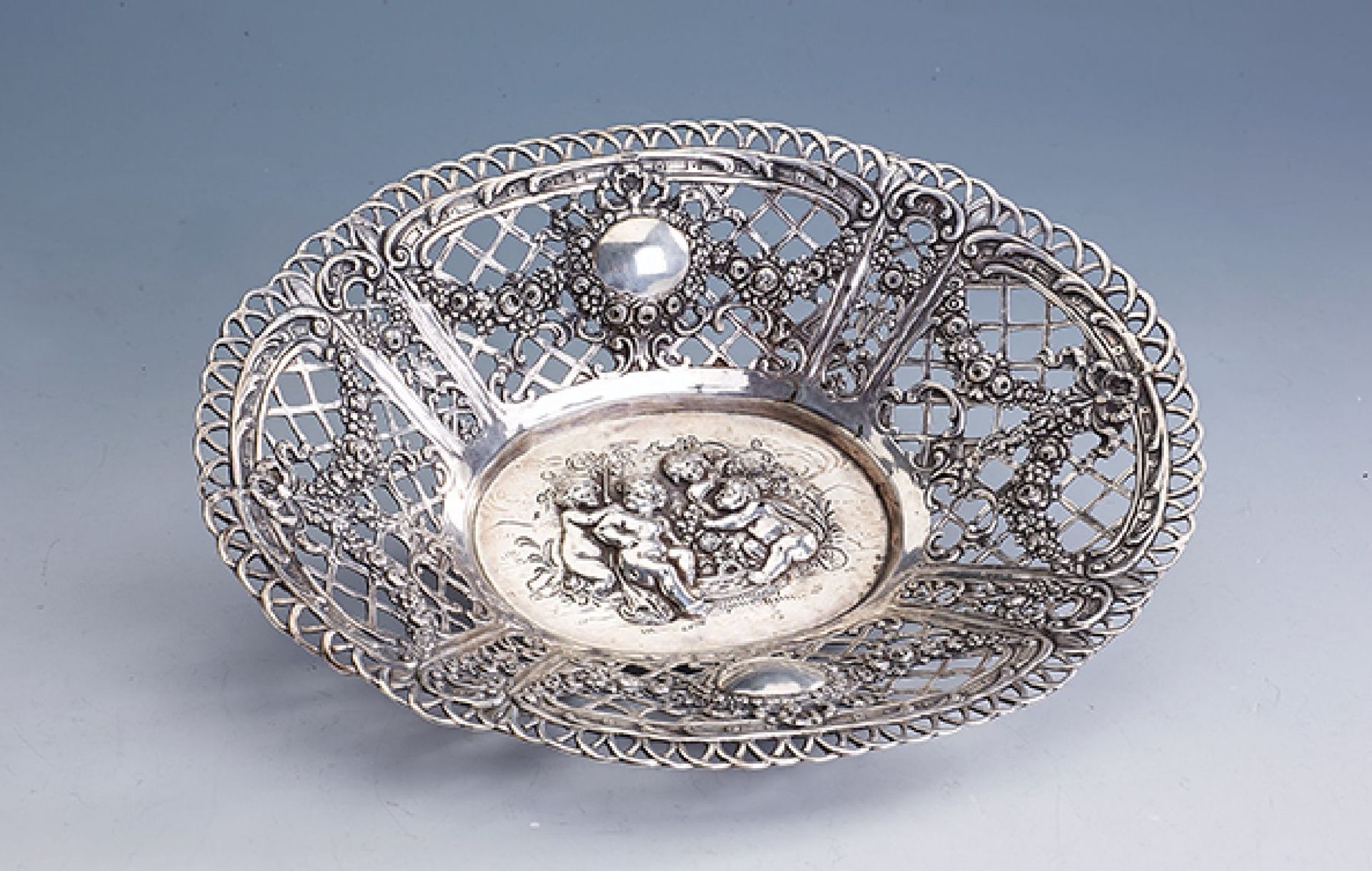 Ovale Schale, 835er Silber, umlaufend mit Girlanden im floralem Muster, mittig mit